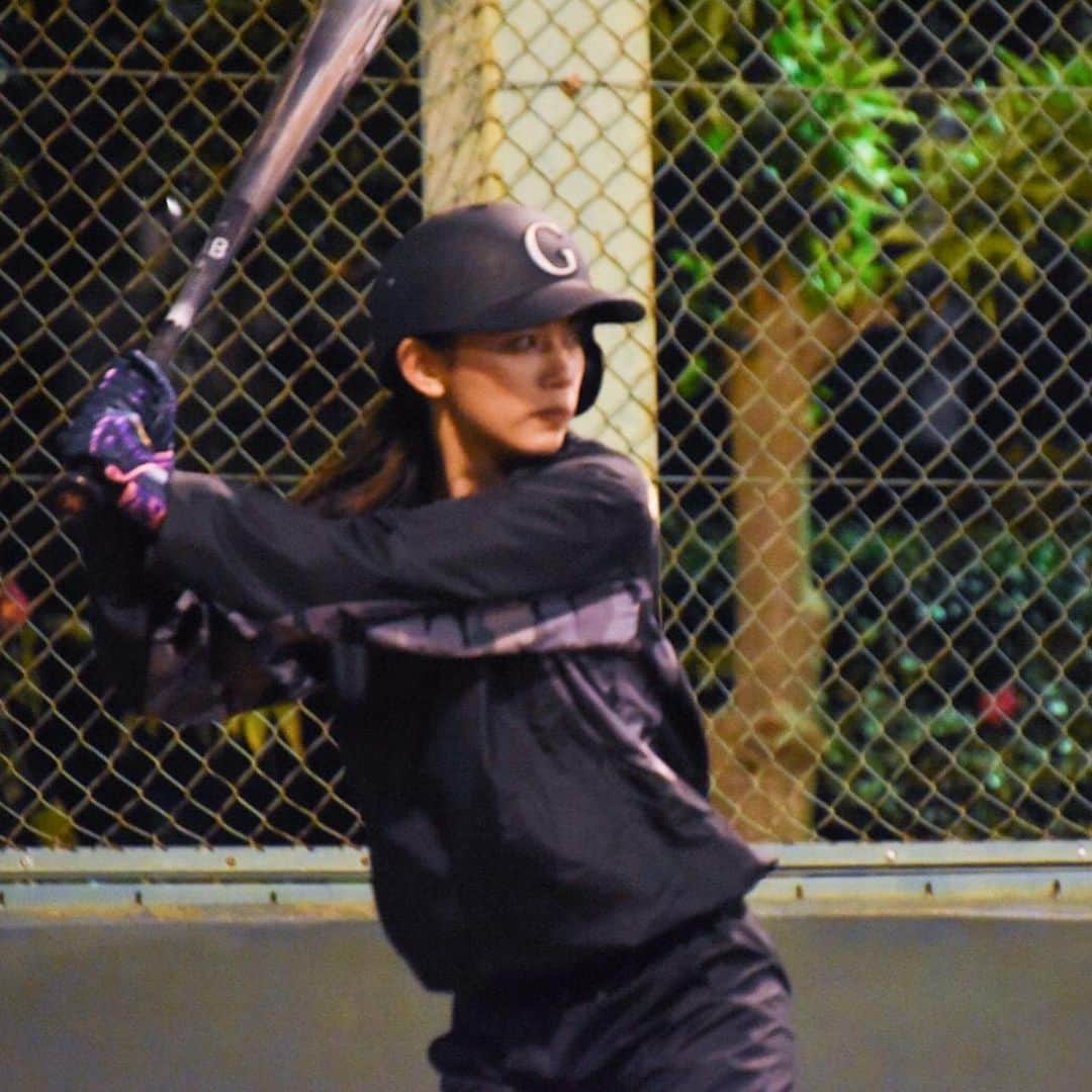 のインスタグラム：「. . 草野球の時に撮ってくださった カッコ良き写真💕⚾️ 顔が真剣😙笑 . . #草野球 #野球 #野球女子 #fitness #fitnessgirl #run #running #sports #mizuno」
