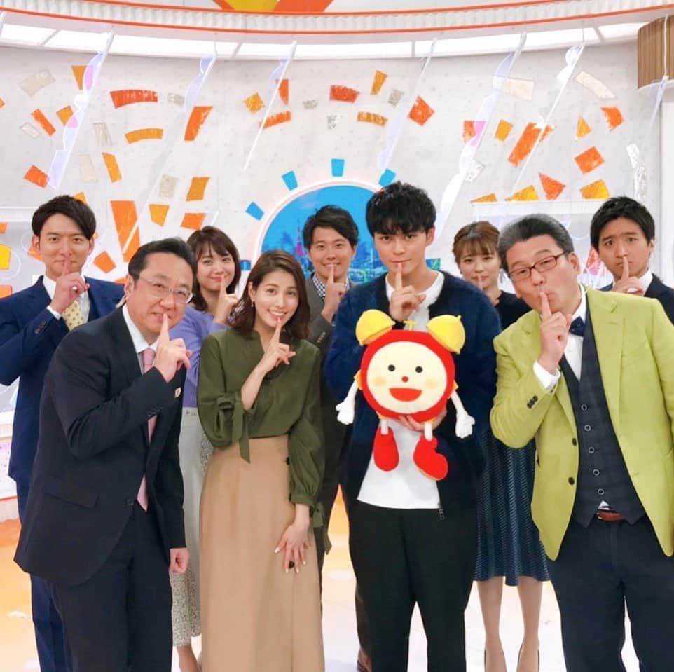 映画『午前0時、キスしに来てよ』のインスタグラム：「＼💫#眞栄田郷敦 さん、登場💫／﻿ ﻿ あす12/18（水）の「#めざましテレビ」に、12月めざましエンタメプレゼンターの眞栄田郷敦さんが3回目の登場💙！﻿ ﻿ 前回のスタジオでのオフショット✨﻿ ﻿ みなさんで、しーっポーズ🤫❣️﻿ ありがとうございますっ！！﻿ ﻿ #午前0時キスしに来てよ ﻿ #ゼロキス公開 #0キス #ゼロキス」