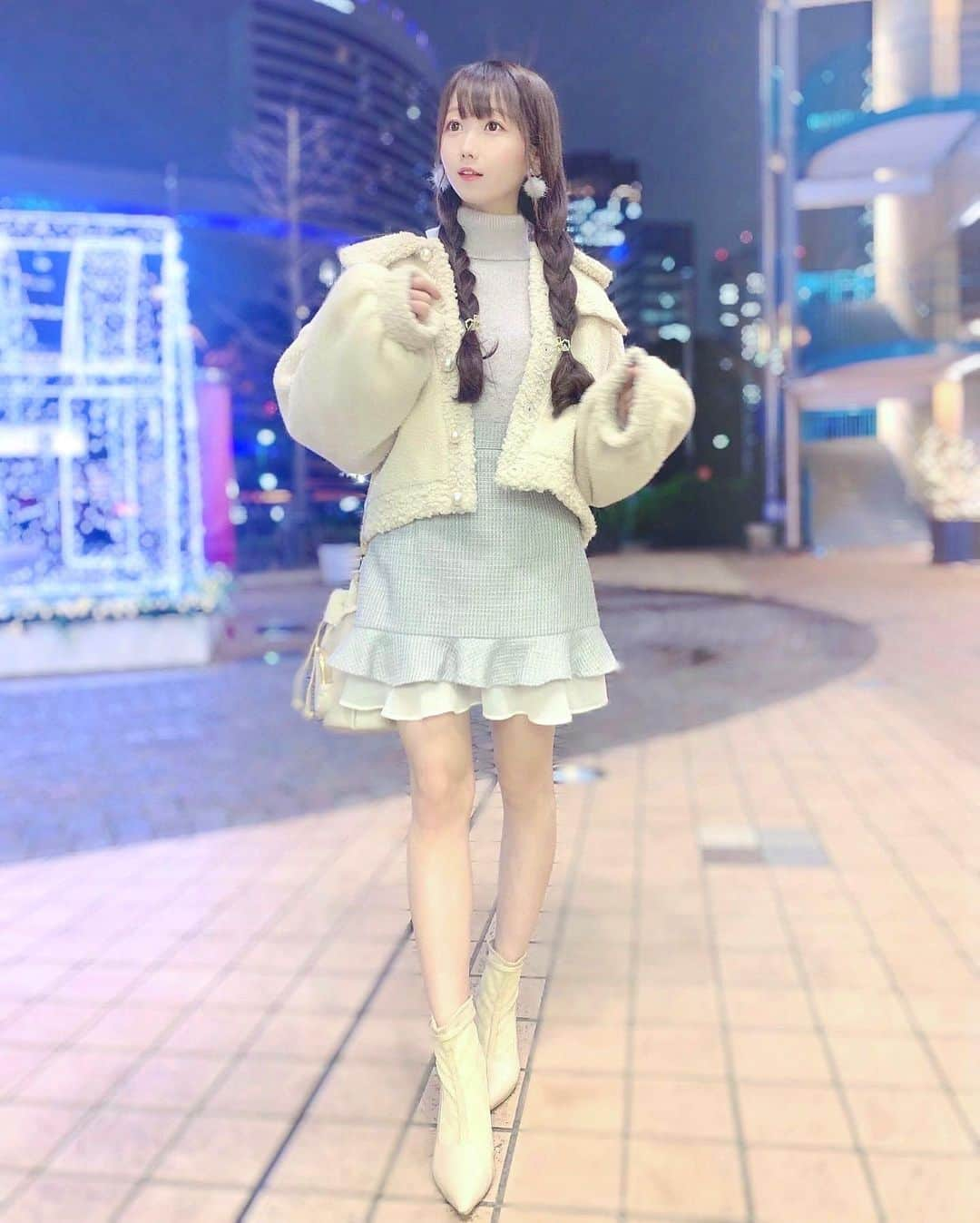 大谷映美里さんのインスタグラム写真 - (大谷映美里Instagram)「おしらせです♡ ㅤㅤㅤㅤㅤㅤㅤㅤㅤㅤㅤㅤㅤ titty&Co. さんとのコラボ企画が 明日から始まります🐇💓 ㅤㅤㅤㅤㅤㅤㅤㅤㅤㅤㅤㅤㅤ 私がクリスマスに着たいとっておきのコーデを 選ばせていただきました☃️💭 ㅤㅤㅤㅤㅤㅤㅤㅤㅤㅤㅤㅤㅤ 後ろ姿まで可愛いリボンが付いたふわもこニット、 歩くとひらひら動くレイヤード風のスカート、 パールがついた女の子らしいシルエットのブーツ、 (この写真では違うものを履いています。🙇🏻‍♂️) 袖のぽわっと感が可愛いもこもこアウター ！  冬に着る寒色系のパステルカラーってきゅんとする… 女の子の可愛さを最大限に引き出してくれる アイテムだと思います🐇 ㅤㅤㅤㅤㅤㅤㅤㅤㅤㅤㅤㅤㅤ 女の子、ぜひお揃いしましょ☺️🎀 レアなポストカードもぜひゲットしてみてね。 ㅤㅤㅤㅤㅤㅤㅤㅤㅤㅤㅤㅤㅤ ❄️対象期間 12/18(THU) ～ 12/26（WED） ❄️対象店舗 全店舗（アウトレット店を除く） ▷今回のセレクトアイテム1点以上を ご購入のお客様にポストカード１枚を配布♡ ㅤㅤㅤㅤㅤㅤㅤㅤㅤㅤㅤㅤㅤ 🐈セレクトアイテム ・バックリボンフェザーニットトップス ・ツイードヘムフリルスカート ・パールショートブーツ ・ビッグカラーボアブルゾン ㅤㅤㅤㅤㅤㅤㅤㅤㅤㅤㅤㅤㅤ イヤリングも #tittyandco です💕 バッグ #bonreve ブーツ #snidel ヘアアクセ #epine」12月17日 21時54分 - otani_emiri