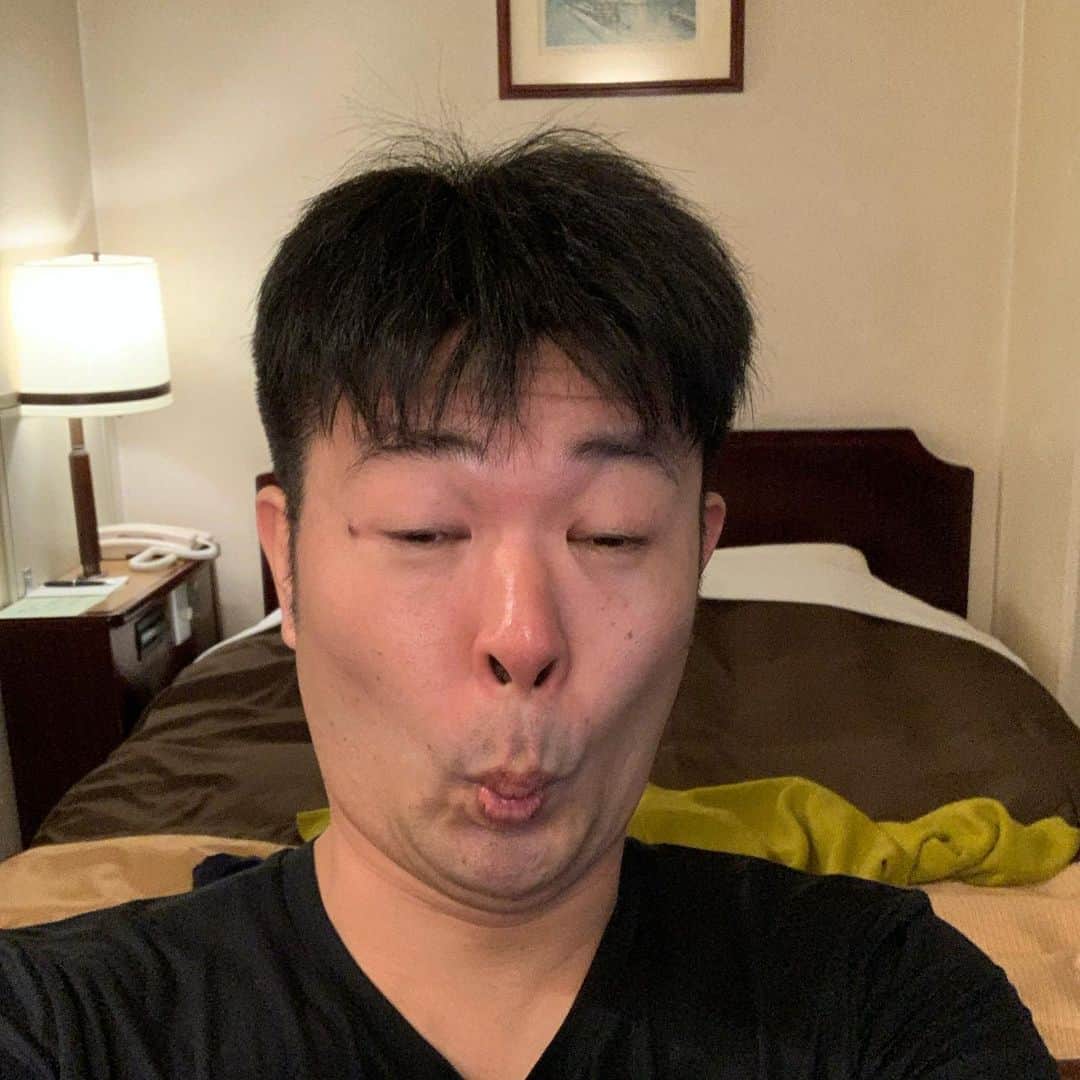 西川晃啓のインスタグラム：「気絶ホテル  週末に宿泊したホテルで気絶  #あるある探検隊#レギュラー#気絶#気絶の日々#ギャグ#京都#劇場#出番#ホテル#サッカー#観戦#E-1#プレミアリーグ#リヴァプール#クラブワールドカップ」