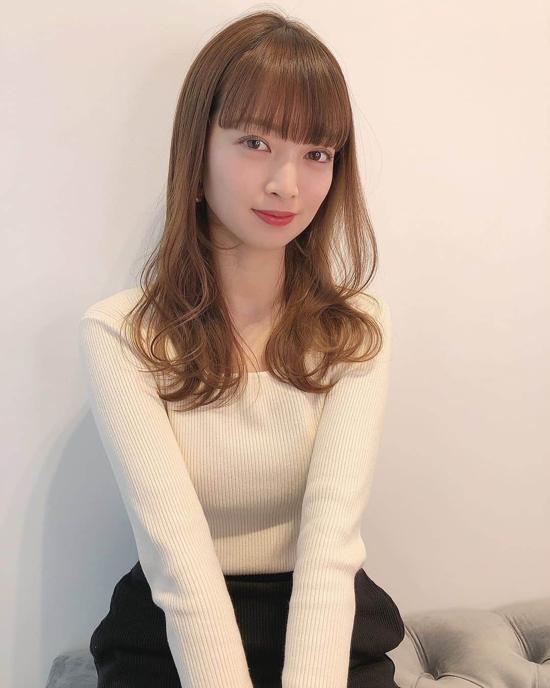 のインスタグラム：「・ 先日トリートメントしてもらいました〜💇🏻‍♀️ ・ 乾燥と日々のアイロンの傷みでパサついてた髪の毛もおかげでトゥルントゥルンに💎 ・ ・ @sorato_minamikawa 🙏 #shima#ヘアメンテナンス#トリートメント」
