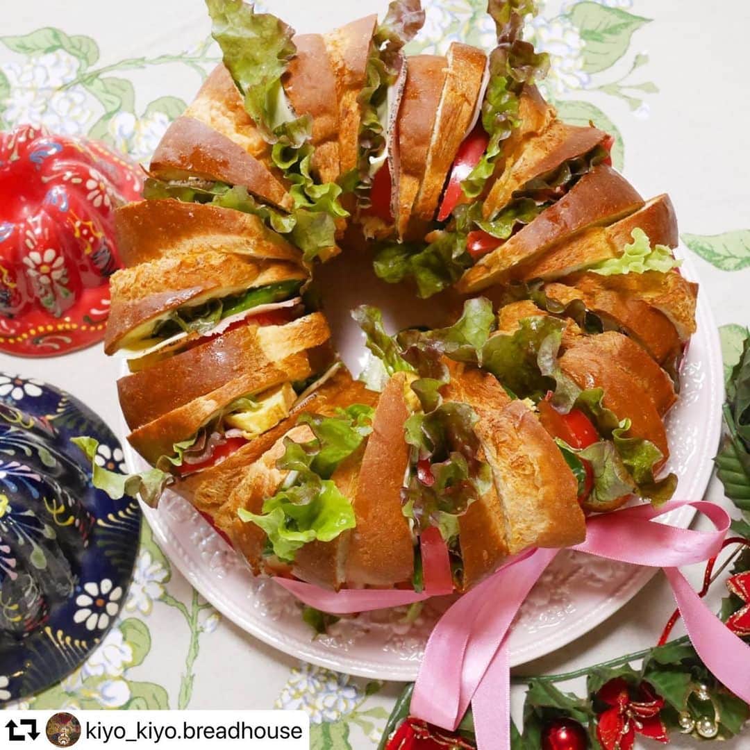 のインスタグラム：「【フォトコンテスト開催中🎄】﻿ 手作りクリスマス料理・ケーキ・パンなどの写真に指定ハッシュタグ（#クスパクリスマス2019 ）&メンション（ @cookingschoolpark ）を付けて投稿してください🎉豪華賞品が当たるかも！？🥳🎁﻿ ﻿ こちらの投稿は指定タグを付けてくださった中からリポストさせて頂いております😍💗﻿ .  #repost @kiyo_kiyo.breadhouse ・・・ 本日のクリスマスレッスン🎄 ランチ風景です。  #ブリオッシュサンド  21㎝リング型で焼いた 王冠ブリオッシュ👑 迫力満点 豪華で特別感いっぱいのパン #ウィーン風ブリオッシュ といいます。  クリスマスケーキを冷やし 安定させている間のランチは、 暫しのリラックスタイム 一息入れていただく大切な時間です。  様々な具材を挟んで リース形に整えてリボンで結ぶ。 パンやお菓子作りを愛するお仲間と 恵みを分かち合う 楽しい時間になりました。  大好評のブリオッシュ。 ワンデイレッスンで作りましょう！  今日はお疲れ様でした😊  #パン教室#お菓子教室#手作りパン#手作りおやつ#丁寧な暮らし#手づくりを楽しむ#東海市#知多市#大府市#東浦町#常滑市#半田市 @cookingschoolpark #クスパクリスマス2019#クスパ」