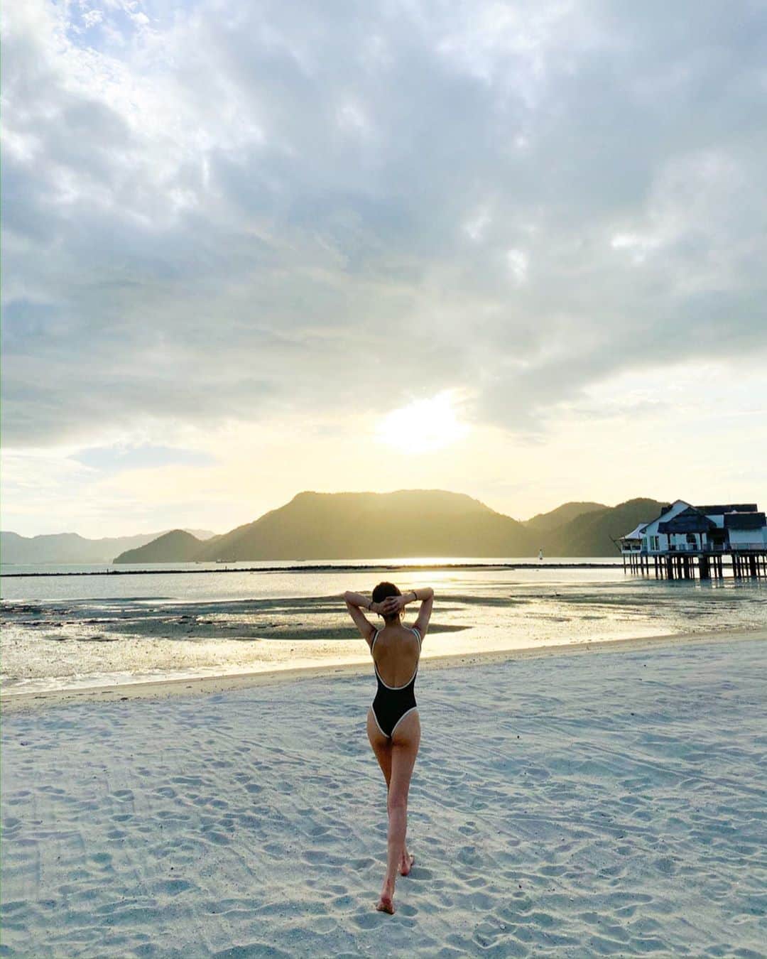 のインスタグラム：「時間とともに色が変わってく🌅 ・ ・ 🌅🌅🌅🌅🌅🏝🏝🏝🏝 #langkawi #ランカウイ島  #ランカウイ旅行  #langkawitrip  #langkawi_island #sunset #サンセット」