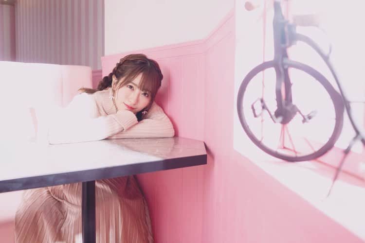 小桃音まいさんのインスタグラム写真 - (小桃音まいInstagram)「photo🐾. . カメラマンさんに. 撮ってもらいました📸💓. . . #pink #冬 #冬服 #お洒落さんと繋がりたい #写真好きな人と繋がりたい #撮影 #原宿カフェ #カフェ #インスタ映えスポット　#あみこみアレンジ #原宿 #photography #photooftheday #naturephotography #portrait #portraitphotography #cafe #cafestagram #japanesegirl #instagood #instalike #instafashion #instadaily #ootd #followforfollowback #fashion #model #koreanfashion  #窓際」12月17日 21時57分 - kotonemai0824