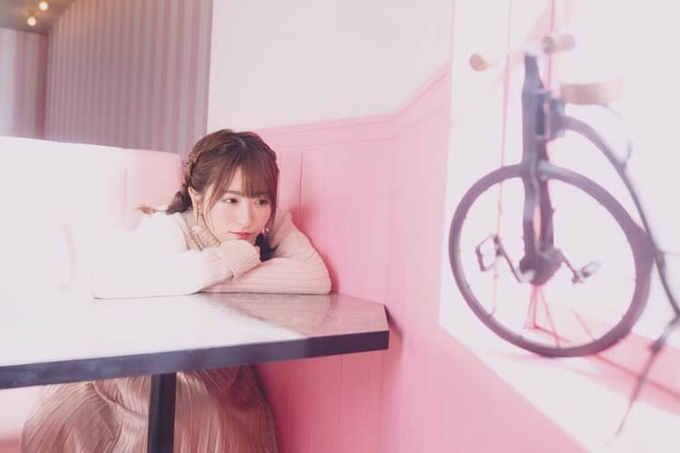 小桃音まいのインスタグラム：「photo🐾. . カメラマンさんに. 撮ってもらいました📸💓. . . #pink #冬 #冬服 #お洒落さんと繋がりたい #写真好きな人と繋がりたい #撮影 #原宿カフェ #カフェ #インスタ映えスポット　#あみこみアレンジ #原宿 #photography #photooftheday #naturephotography #portrait #portraitphotography #cafe #cafestagram #japanesegirl #instagood #instalike #instafashion #instadaily #ootd #followforfollowback #fashion #model #koreanfashion  #窓際」