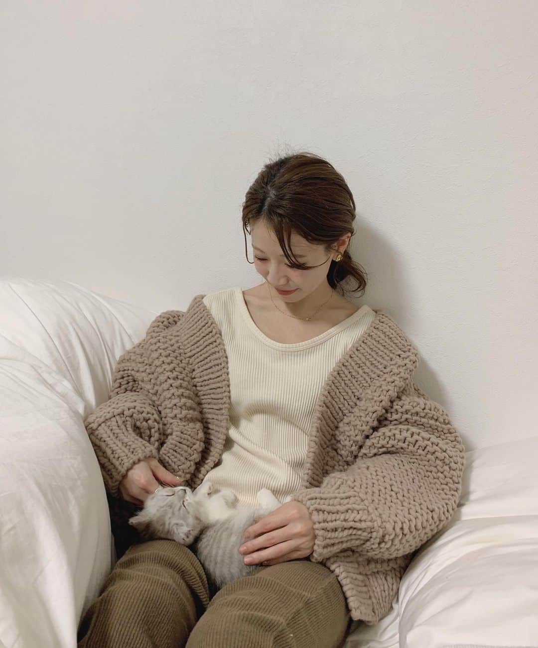 のインスタグラム：「ㅤㅤㅤㅤㅤㅤㅤㅤㅤㅤㅤㅤㅤ ピケさんがお家にきてから 毎日の癒しがすごい ㅤㅤㅤㅤㅤㅤㅤㅤㅤㅤㅤㅤㅤ 癒しを通り越してかわいすぎて胸が苦しくなる..笑 一生この子を守っていきたいって本気で思う ㅤㅤㅤㅤㅤㅤㅤㅤㅤㅤㅤㅤㅤ 人懐っこくて好奇心旺盛なピケ 初めてお家に来た日から 寝るときは顔にくっついて寝るのが たまらなくかわいい.. ㅤㅤㅤㅤㅤㅤㅤㅤㅤㅤㅤㅤㅤ knit .. @allumerofficial」