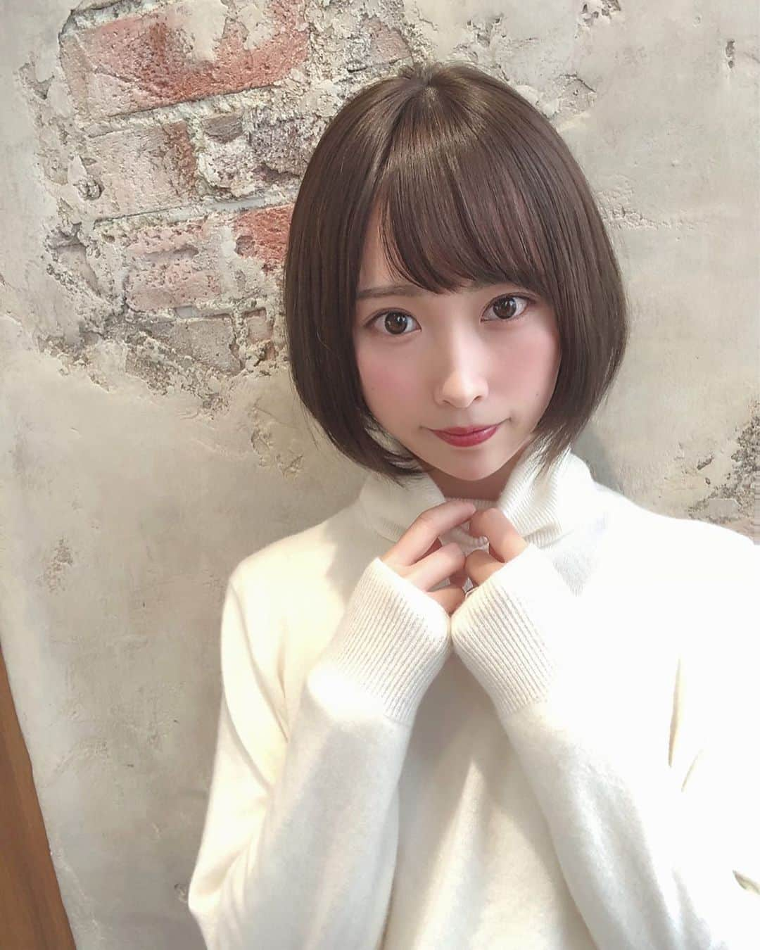 島田玲奈さんのインスタグラム写真 - (島田玲奈Instagram)「. 先日に @tenhouo さんにめちゃめちゃ綺麗な髪色にしてもらった〜🥰 . 次の日17Liveのイベントヘアセットする予定やったので、長さは切らず✌︎ . 基本、暗めが好きやけど、イベントもあったので暗くならすぎずトーンは落としてもらったよ！絶妙🥺❤️ . そしてアフロート鬼滅の刃の漫画全巻揃えてて、神だった…🥺✨(笑)  天和さん2019年たくさんお世話になりました🌹  #newhair #newcolor #ボブ #ショートヘア #ショートボブ」12月17日 21時59分 - smd_rn321