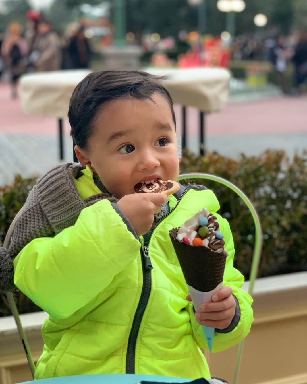 エリナ シルカのインスタグラム：「なんでこんな寒いのに子供ってアイス食べたがるんだろうね〜😋」