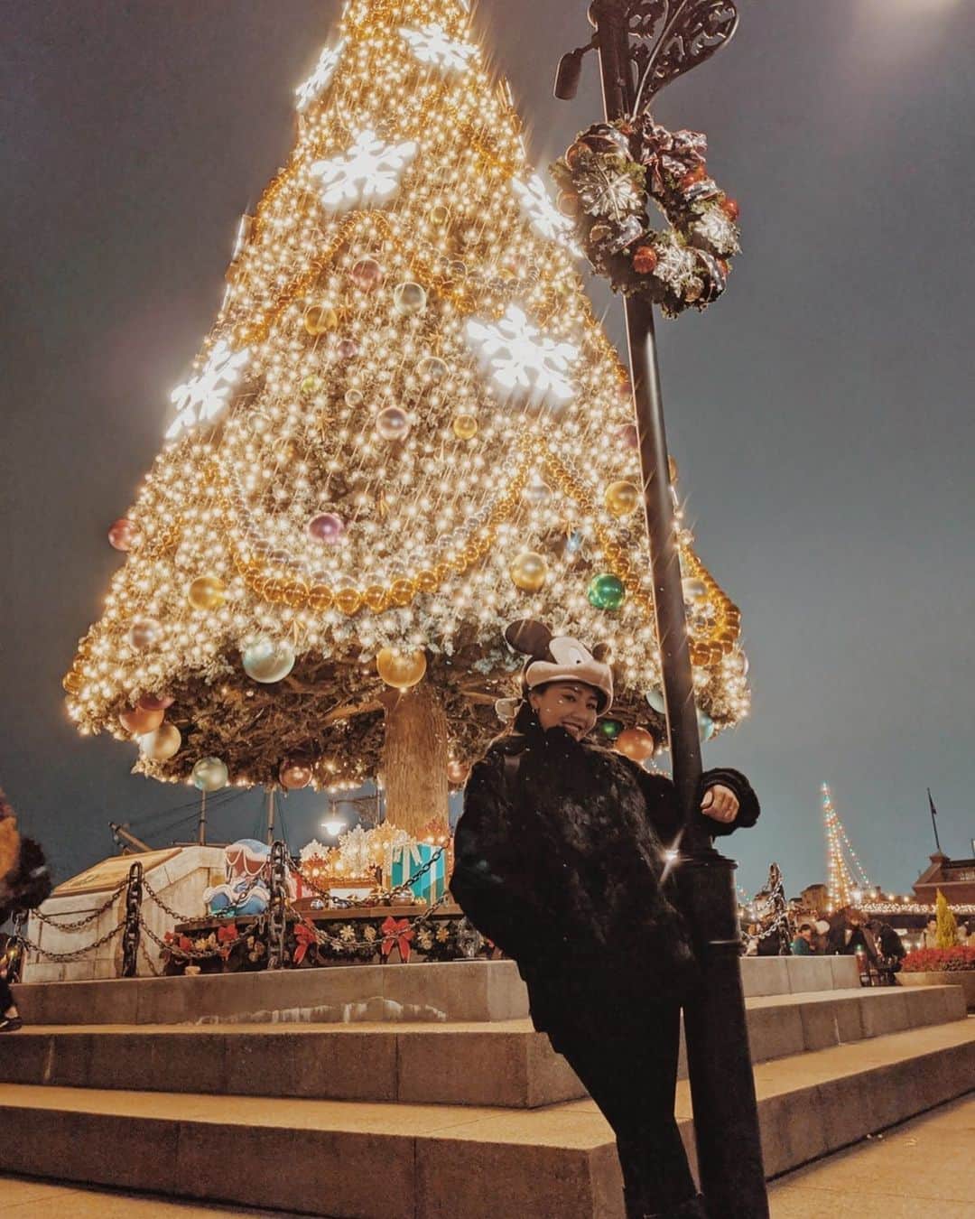のインスタグラム：「Disney sea 🎄⚓️✨ コミオがお腹にいるうちに来れる最後のディズニーシー 乗れないものはたくさんあるけど、 シーは歩いてるだけでも綺麗で楽しくて大好き🧡 シーは夜の方が綺麗だから、またもやpixelちゃんが大活躍📱📷✨ 今は最後のトイマニに並んでいるところ🧸 帰りたくない〜🧞‍♂️ . #disneysea#tokyodisneysea#christmas#xmas#teampixel#googleのスマホ#pixelで撮影#夜景モード」