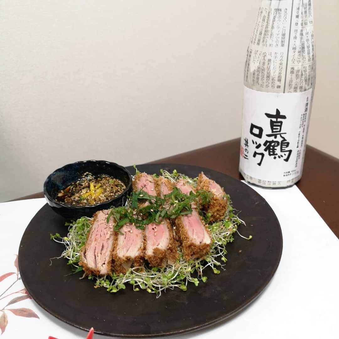 石川奈津紀さんのインスタグラム写真 - (石川奈津紀Instagram)「【日本酒を健康的に楽しむペアリング会☺️】 料理研究家のあっちゃん(@a2mi_o )と、日本酒ペアリング会を開催🍶 「日本酒=糖質だし、ダイエットの敵😳」 「飲むときのおつまみのカロリーが気になる💦」 そんな考えをお持ちの方、いませんか？🤔 …いえいえ！合わせるお料理を選べば、ヘルシーに楽しめるんです🙌❤️ 日本酒にあわせたお料理やおつまみを、罪悪感なく健康的に楽しもう！というのが今回の企画🎊 あっちゃんが、出汁やスパイスを活用した減塩料理やちょっとの工夫でヘルシーにアレンジしたおつまみを！ そして、利き酒師の資格をもち、1ヶ月半で-7kgのダイエットに成功したなつきが、ダイエットの豆知識をお伝えしつつ、日本酒をペアリングしました🍶 * 📍野菜のテリーヌ×貴. 季節野菜と新酒である貴のフレッシュさがマッチ🙆. 📍鯛の昆布〆×浦霞 塩竈まうで. #浦霞塩竈まうで は宮城限定！お酒の濃淳さが、昆布のあとからくる旨味を引き立ててくれました😆冷や～ぬる燗もおいしかった◎. 📍ごぼうのポタージュ×不老泉. ごぼうは灰汁抜きせずポリフェノール摂取😍ごぼうの土臭さと、#不老泉　の山廃のクセあるかんじがぴったり！！これはお燗で❤️. 📍鮪の揚げないレアカツ×真鶴ロック. 漬け鮪に炒ったパン粉をまぶしてトースターへ☺️そして#真鶴ロック は氷を浮かべて！ 📍きゅうりの柚子風味 和風味玉. 箸休めも柚子やお出汁で減塩💕 📍ポークソテーりんごソース×ARROZ. 豚肉のビタミンで疲労回復！りんごの酸味と、白ワイン酵母をつかった#ARROZ の酸味がこれまたストライク。 📍豆乳担々麺×澤屋まつもと. 麺はえのきでかさまし🍄ピリ辛と、#澤屋まつもと のぴちしゅわ感が合う！今回はいちばん好きなお酒でした。 * これだけじゃ伝えきれないけど、少しでも「日本酒ってこんなに健康的にたのしめるんだ！」と思ってもらえる機会が増えたらいいな❤️😍 日本酒って、お酒の中では体をあたためる効果があるので冬にはぴったりなんです！ こんな感じで、今回は口コミのみだったものの、次回はもうちょっとオープンに開催予定☺️次がいまからたのしみ！ * #natsuatsusake #miyagisakelover  #日本酒 #日本酒🍶 #日本酒好きな人と繋がりたい #japanesesake #sake #sakemake #ポン酒タグラム #利き酒師 #唎酒師」12月17日 22時05分 - natsukiishikawa1011