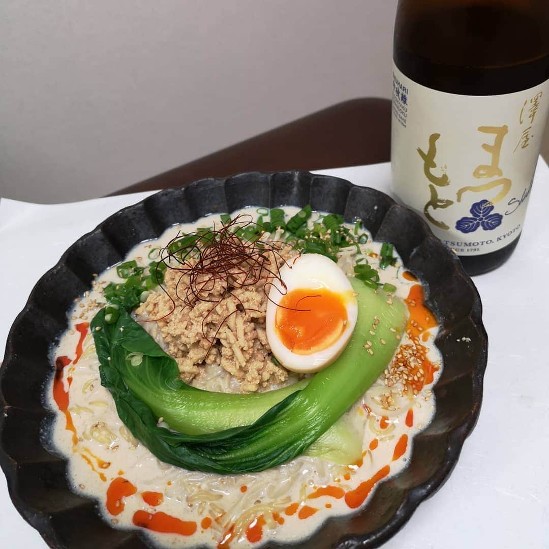 石川奈津紀さんのインスタグラム写真 - (石川奈津紀Instagram)「【日本酒を健康的に楽しむペアリング会☺️】 料理研究家のあっちゃん(@a2mi_o )と、日本酒ペアリング会を開催🍶 「日本酒=糖質だし、ダイエットの敵😳」 「飲むときのおつまみのカロリーが気になる💦」 そんな考えをお持ちの方、いませんか？🤔 …いえいえ！合わせるお料理を選べば、ヘルシーに楽しめるんです🙌❤️ 日本酒にあわせたお料理やおつまみを、罪悪感なく健康的に楽しもう！というのが今回の企画🎊 あっちゃんが、出汁やスパイスを活用した減塩料理やちょっとの工夫でヘルシーにアレンジしたおつまみを！ そして、利き酒師の資格をもち、1ヶ月半で-7kgのダイエットに成功したなつきが、ダイエットの豆知識をお伝えしつつ、日本酒をペアリングしました🍶 * 📍野菜のテリーヌ×貴. 季節野菜と新酒である貴のフレッシュさがマッチ🙆. 📍鯛の昆布〆×浦霞 塩竈まうで. #浦霞塩竈まうで は宮城限定！お酒の濃淳さが、昆布のあとからくる旨味を引き立ててくれました😆冷や～ぬる燗もおいしかった◎. 📍ごぼうのポタージュ×不老泉. ごぼうは灰汁抜きせずポリフェノール摂取😍ごぼうの土臭さと、#不老泉　の山廃のクセあるかんじがぴったり！！これはお燗で❤️. 📍鮪の揚げないレアカツ×真鶴ロック. 漬け鮪に炒ったパン粉をまぶしてトースターへ☺️そして#真鶴ロック は氷を浮かべて！ 📍きゅうりの柚子風味 和風味玉. 箸休めも柚子やお出汁で減塩💕 📍ポークソテーりんごソース×ARROZ. 豚肉のビタミンで疲労回復！りんごの酸味と、白ワイン酵母をつかった#ARROZ の酸味がこれまたストライク。 📍豆乳担々麺×澤屋まつもと. 麺はえのきでかさまし🍄ピリ辛と、#澤屋まつもと のぴちしゅわ感が合う！今回はいちばん好きなお酒でした。 * これだけじゃ伝えきれないけど、少しでも「日本酒ってこんなに健康的にたのしめるんだ！」と思ってもらえる機会が増えたらいいな❤️😍 日本酒って、お酒の中では体をあたためる効果があるので冬にはぴったりなんです！ こんな感じで、今回は口コミのみだったものの、次回はもうちょっとオープンに開催予定☺️次がいまからたのしみ！ * #natsuatsusake #miyagisakelover  #日本酒 #日本酒🍶 #日本酒好きな人と繋がりたい #japanesesake #sake #sakemake #ポン酒タグラム #利き酒師 #唎酒師」12月17日 22時05分 - natsukiishikawa1011