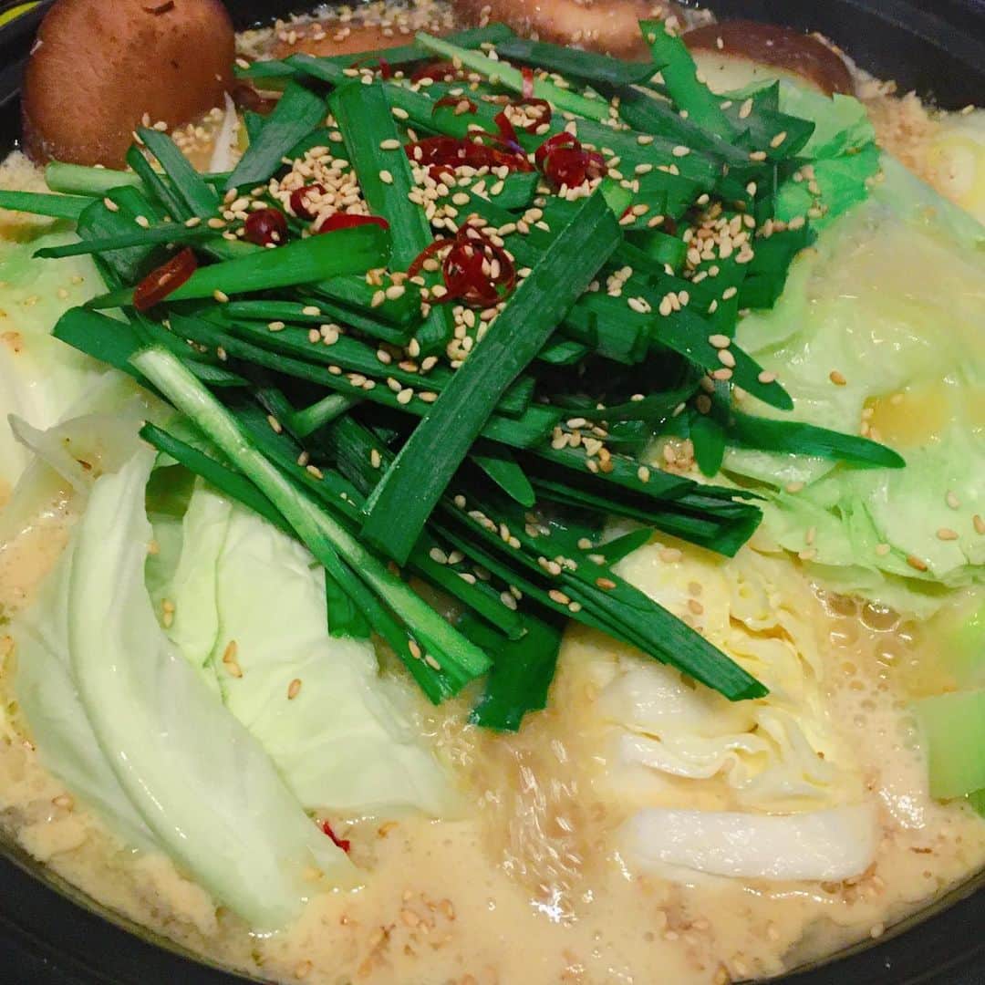 山西章博のインスタグラム：「今日のご飯。先日僕の誕生日に水牛さん夫妻がもつ鍋セットを送ってくれました。有り難く頂きます！お世話になります！ #もつ鍋 #蟻月 #有名店 #美味い #水牛夫妻 #お世話になります #初心者主夫」