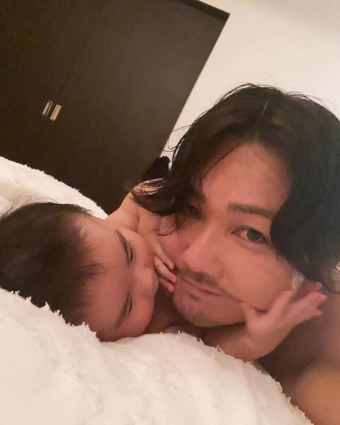 のインスタグラム：「息子とお風呂後の癒しタイム✨ ムチムチたまらん😁 ・ ・ お風呂上がりのミルク一気飲み🥛 ・ ・ #baby#babyboy #息子#お風呂#子育て#男の子ベビー #男の子パパ#男の子 #子育てぐらむ」