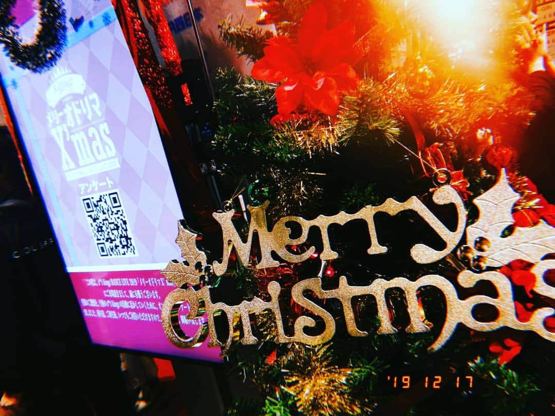 林智美 さんのインスタグラム写真 - (林智美 Instagram)「s**t kingz presents メリーオドリマX'mas🎄 * た、楽しかったぁ～！！(骨抜き) 凄まじいダンススキルと、 オーディエンスを楽しませたい！ というサービス精神を惜し気もなく見せつけた、 怒濤の2時間でございました。  シットキングスのダンスや舞台は これまでにも何度も観ているのに、 初めて味わう感動と感激と驚きが多過ぎて、 もう全てが想像以上だった。  やっぱりこの人たちすごいなぁ。 最高級のエンターテイメントだったよ。  それぞれ強烈な個性があって、 各々の際立った魅力を存分に見せながら、 4人のミリ単位レベルで合致したダンスとか、 何回も鳥肌立ったしテンション沸騰した。  かと思えば、 抜群の笑いで和ませてくれる。 ダンスというものの魅せ方が、 新鮮な、見たことのない切り口ばかりで。  それ全部含めて、純粋にカッコいい。 目が離せなかった。全部がハイライト。  最高の初日だったんじゃないかなぁ🧡 余韻！抜け出せないこれは！  #stkgz #シットキングス #シッキン #メリーオドリマXmas #まさに踊りまくり #オドクリ #メリクリ #ダンサー #dancer #大阪 #osaka #wwホール #ツアー初日 #最高でした」12月17日 22時10分 - h_tomomi_i