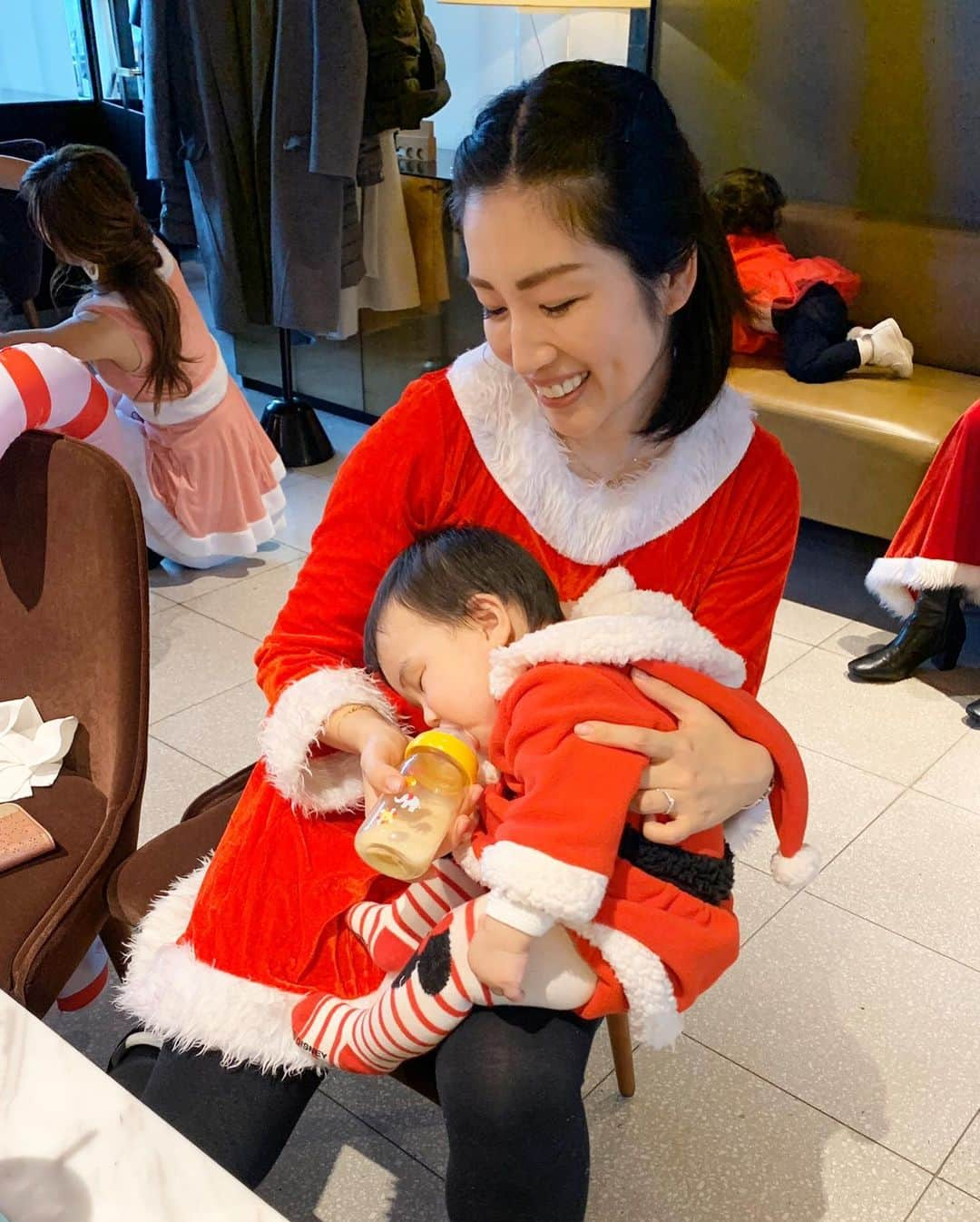 庄司ゆうこさんのインスタグラム写真 - (庄司ゆうこInstagram)「今日はクリスマスランチ会の前にかなみ先生のベビトレヨガにも参加してきましたぁ😍チャペルで親子ヨガ🧘‍♀️💒 ももちゃんも1時間ご機嫌に付き合ってくれました🥰 そしてランチ会では写真も撮り終わりお開きのタイミングでミルク飲みながら爆睡🤣 親子でサンタコスのまま銀ブラしていたら、松屋の店員さんに突っ込まれた！笑 コート着ててもバレバレでした😂笑笑 #クリスマス#チャペル#ヨガ#ベビトレヨガ#ベビーヨガ#親子ヨガ#ランチ会#生後8ヶ月#ももちゃんです🤗」12月17日 22時10分 - yuko.shoji