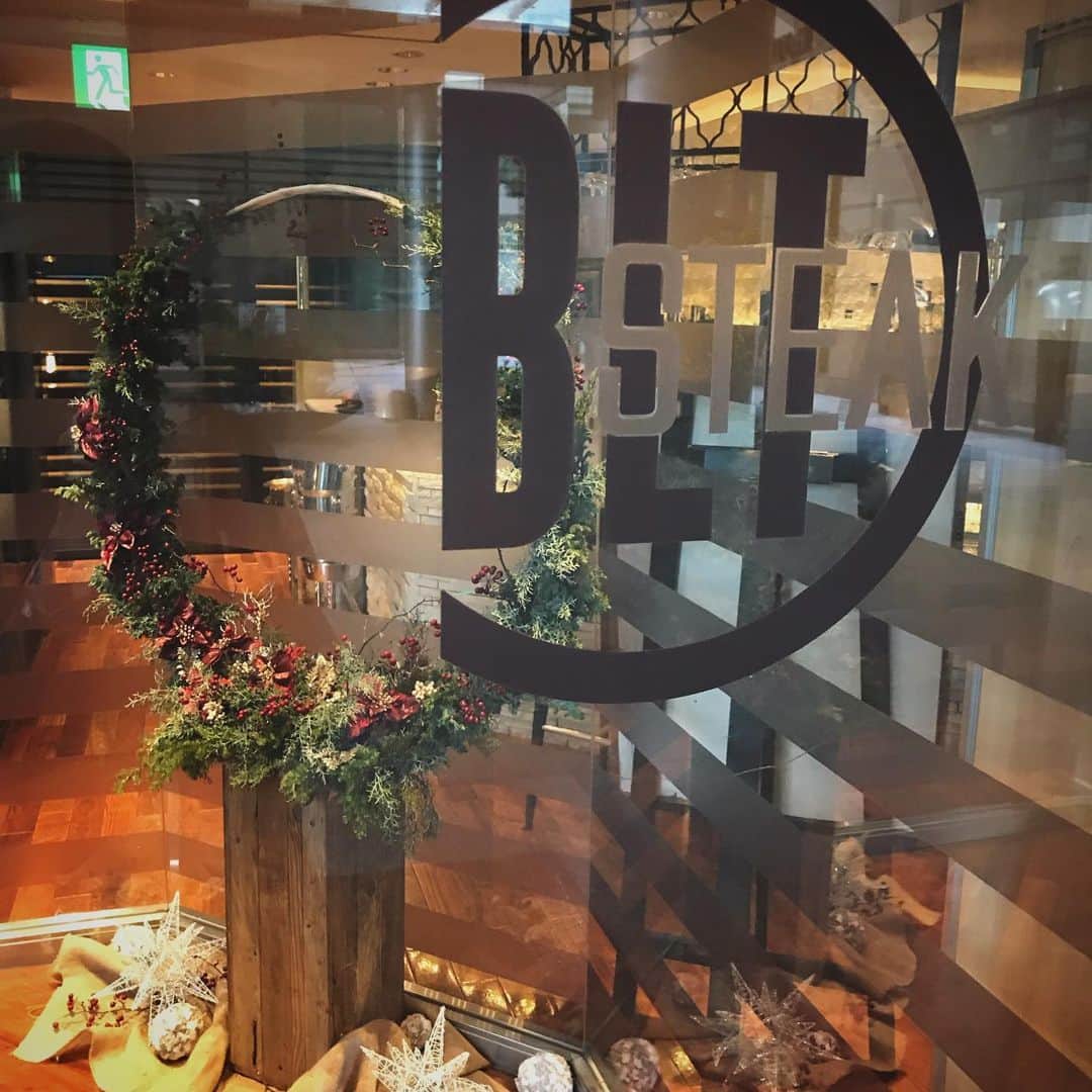 畑野ひろ子さんのインスタグラム写真 - (畑野ひろ子Instagram)「@bltsteak_japan さんの装花やらせていただきました。  #flower #flowers #decoration #xmas #xmasdecorations #bltsteak #willgarden」12月17日 22時21分 - hiroko_hatano_