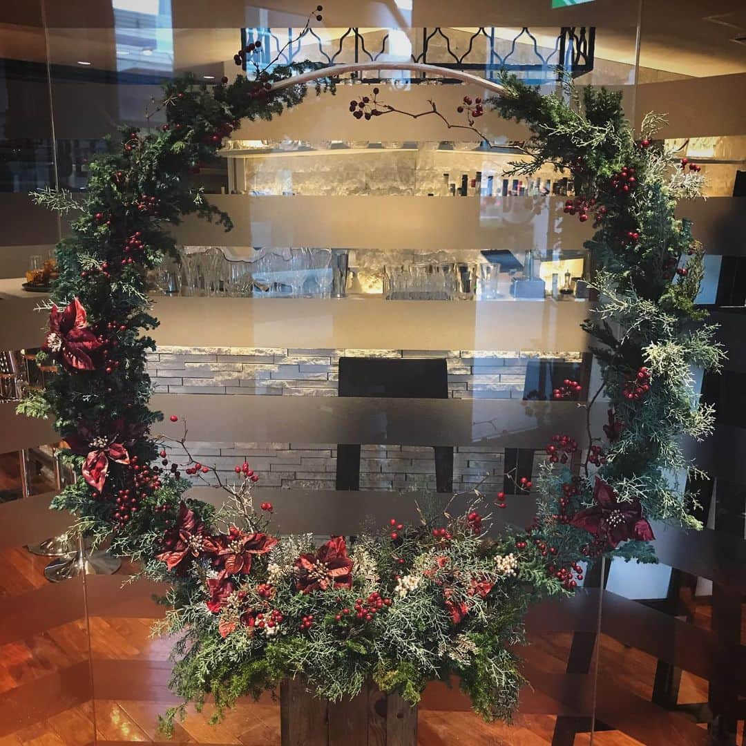 畑野ひろ子さんのインスタグラム写真 - (畑野ひろ子Instagram)「@bltsteak_japan さんの装花やらせていただきました。  #flower #flowers #decoration #xmas #xmasdecorations #bltsteak #willgarden」12月17日 22時21分 - hiroko_hatano_