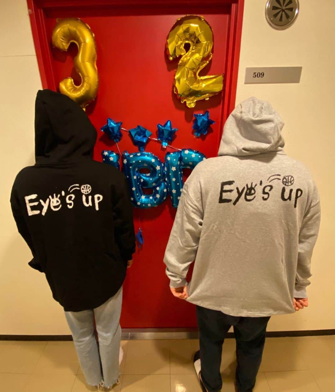 山田愛さんのインスタグラム写真 - (山田愛Instagram)「Vol 4📣 Eyes up hoodie and long sleeve New release‼︎ お待たせしましたー！ Eyes upパーカー、ロンT発売開始🥰！！！ パーカーはグレー、黒 ゆるっと大きめにラフに着れます🙆‍♀️ 後ろはEyes up x 🏀 Eyes upの意味は文字通り顔上げて視野を広げようということです👀 ユラリョクはM,流のしんはL着てます❤︎ ぜひチェックしてみてください❤️ #eyesup #hoodies #basketball #art by @chinsuke0422」12月17日 22時15分 - aiyamada_