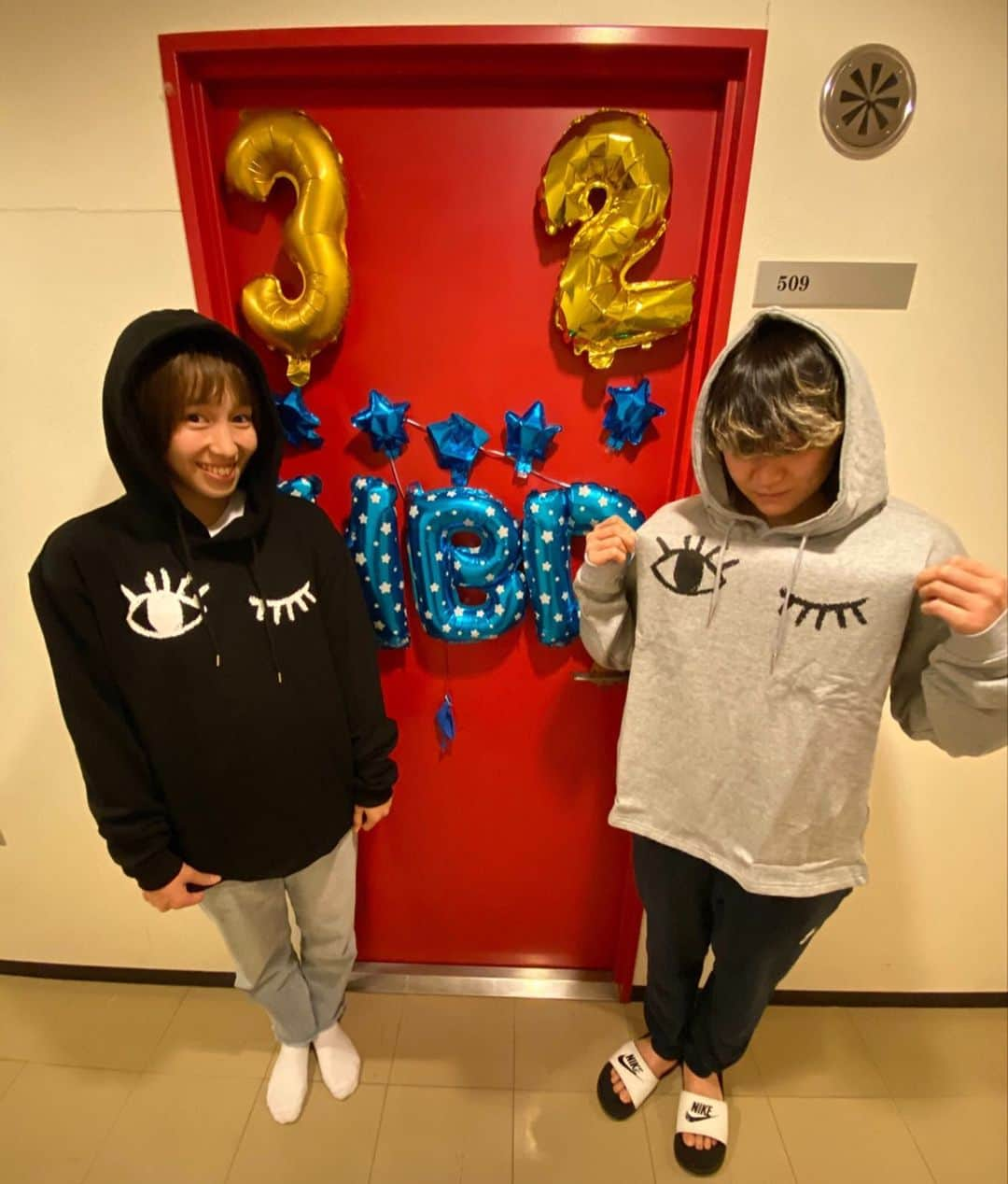 山田愛さんのインスタグラム写真 - (山田愛Instagram)「Vol 4📣 Eyes up hoodie and long sleeve New release‼︎ お待たせしましたー！ Eyes upパーカー、ロンT発売開始🥰！！！ パーカーはグレー、黒 ゆるっと大きめにラフに着れます🙆‍♀️ 後ろはEyes up x 🏀 Eyes upの意味は文字通り顔上げて視野を広げようということです👀 ユラリョクはM,流のしんはL着てます❤︎ ぜひチェックしてみてください❤️ #eyesup #hoodies #basketball #art by @chinsuke0422」12月17日 22時15分 - aiyamada_