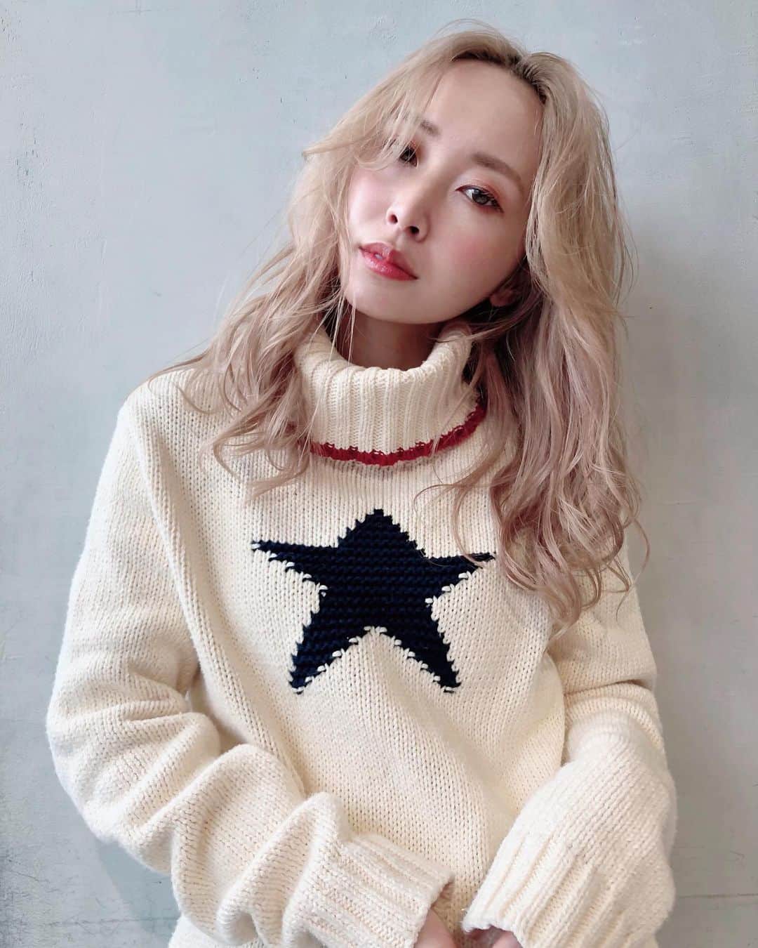 榊原伶奈のインスタグラム：「安藤さんが良い色に育ててくれました☺️ . #撮影 #サロンモデル #ハイトーン #ブロンド #ケアブリーチ  #ブリーチ #ホワイトベージュ」