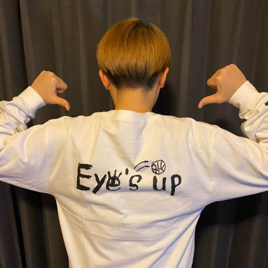 山田愛さんのインスタグラム写真 - (山田愛Instagram)「Vol 4📣 Eyes up hoodie and long sleeve New release‼︎ お待たせしましたー！！ Eyes upパーカー、ロンT発売開始🥰！！！ ロンTは分厚めで生地がすごく気持ち良いです🙆‍♀️ ・ 後ろはEyes up x 🏀 Eyes upの意味は文字通り顔上げて視野を広げようということです👀 タクさんはXXL,りょくはM着てます❤︎ ぜひチェックしてみてください❤️ #eyesup #longsleeve #basketball #art by @chinsuke0422」12月17日 22時17分 - aiyamada_