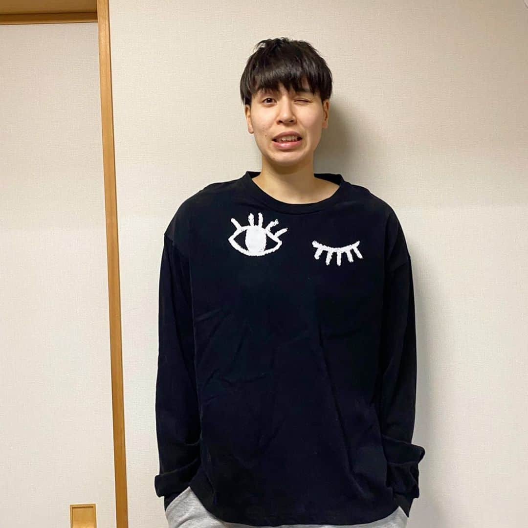 山田愛さんのインスタグラム写真 - (山田愛Instagram)「Vol 4📣 Eyes up hoodie and long sleeve New release‼︎ お待たせしましたー！！ Eyes upパーカー、ロンT発売開始🥰！！！ ロンTは分厚めで生地がすごく気持ち良いです🙆‍♀️ ・ 後ろはEyes up x 🏀 Eyes upの意味は文字通り顔上げて視野を広げようということです👀 タクさんはXXL,りょくはM着てます❤︎ ぜひチェックしてみてください❤️ #eyesup #longsleeve #basketball #art by @chinsuke0422」12月17日 22時17分 - aiyamada_