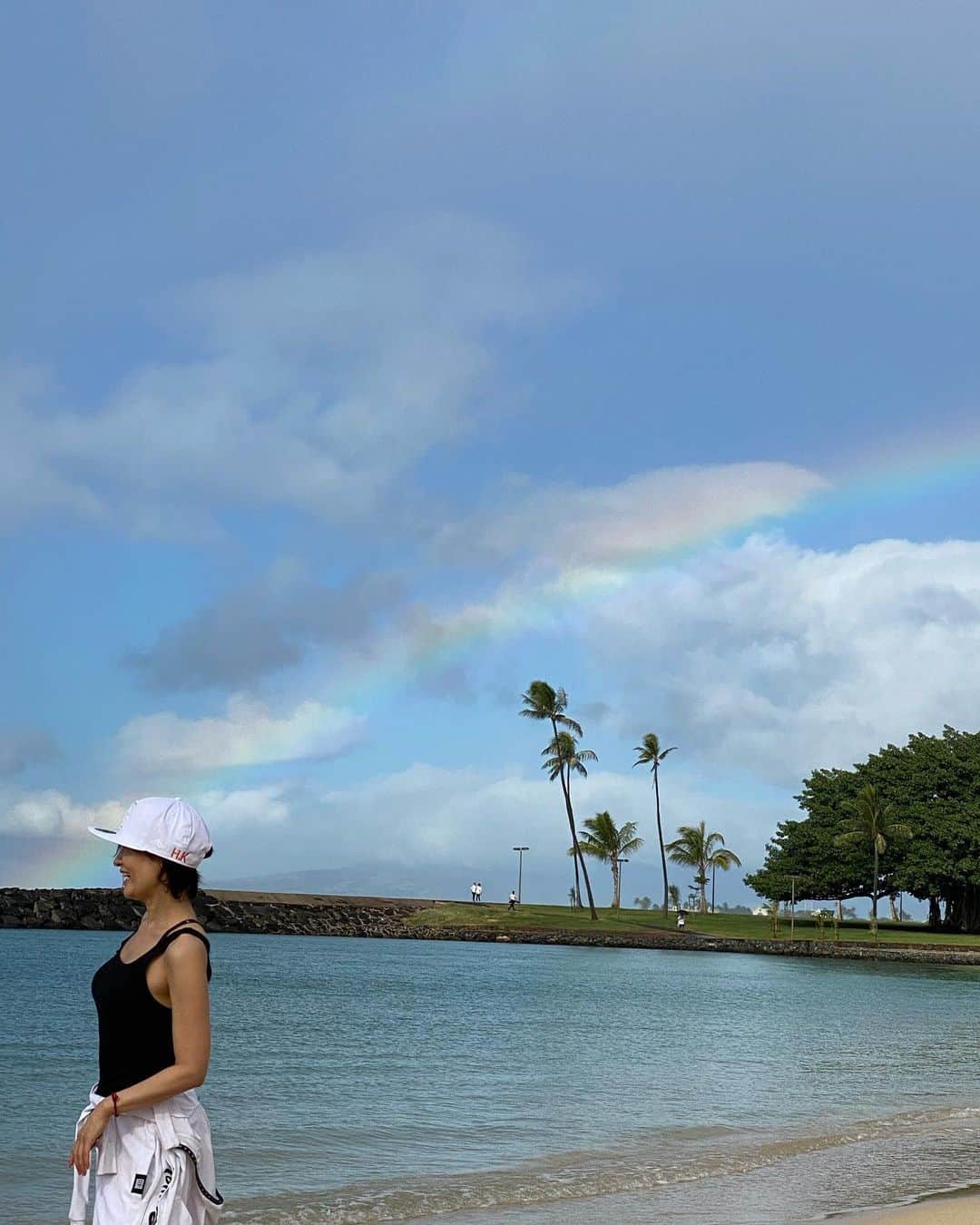 樫木裕実さんのインスタグラム写真 - (樫木裕実Instagram)「②今朝、外を見たら56年間生きてきて こんなにくっきりとした美しい虹を みたのは初めてだった。 それもダブルレインボー。 すぐに消えちゃいそうで焦って撮っていたら ずっと長い時間消えない。 勿体なくて一生こんなにくっきりとした虹に 出会うことないかもと朝のお散歩。 アラモアナパークまで。 気持ち良かった❤️ 虹のお裾分けしたくて ストーリーやTwitterにアップしたら皆さん 喜んでくれて一緒に幸せな気持ちになれて嬉しかった。  最初から最後まで何から何まで たくさんのパワーに守られたと思う Hawaiiでのお仕事。  最後が虹なんて最高🌈 いつか願いが叶うならこの地で カーヴィーレッスンしたいなぁ。 心も身体もポカポカ。  続く。  #hawaii  #アラモアナパーク #虹 #樫木裕実 #ボディメイク #カーヴィー #ハワイ」12月17日 22時18分 - kashikihiromi
