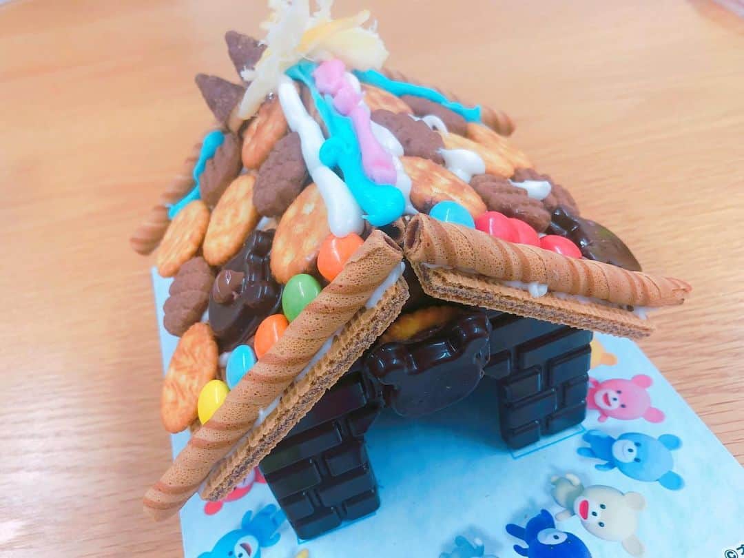百瀬怜のインスタグラム：「完成後のマイホーム！ 今は半分が胃袋の中である 2019年はLINELIVEという場所ができてたくさん好きなことを語れて最高ハッピーです！ありがとうございました！また来年！  #お菓子の家」
