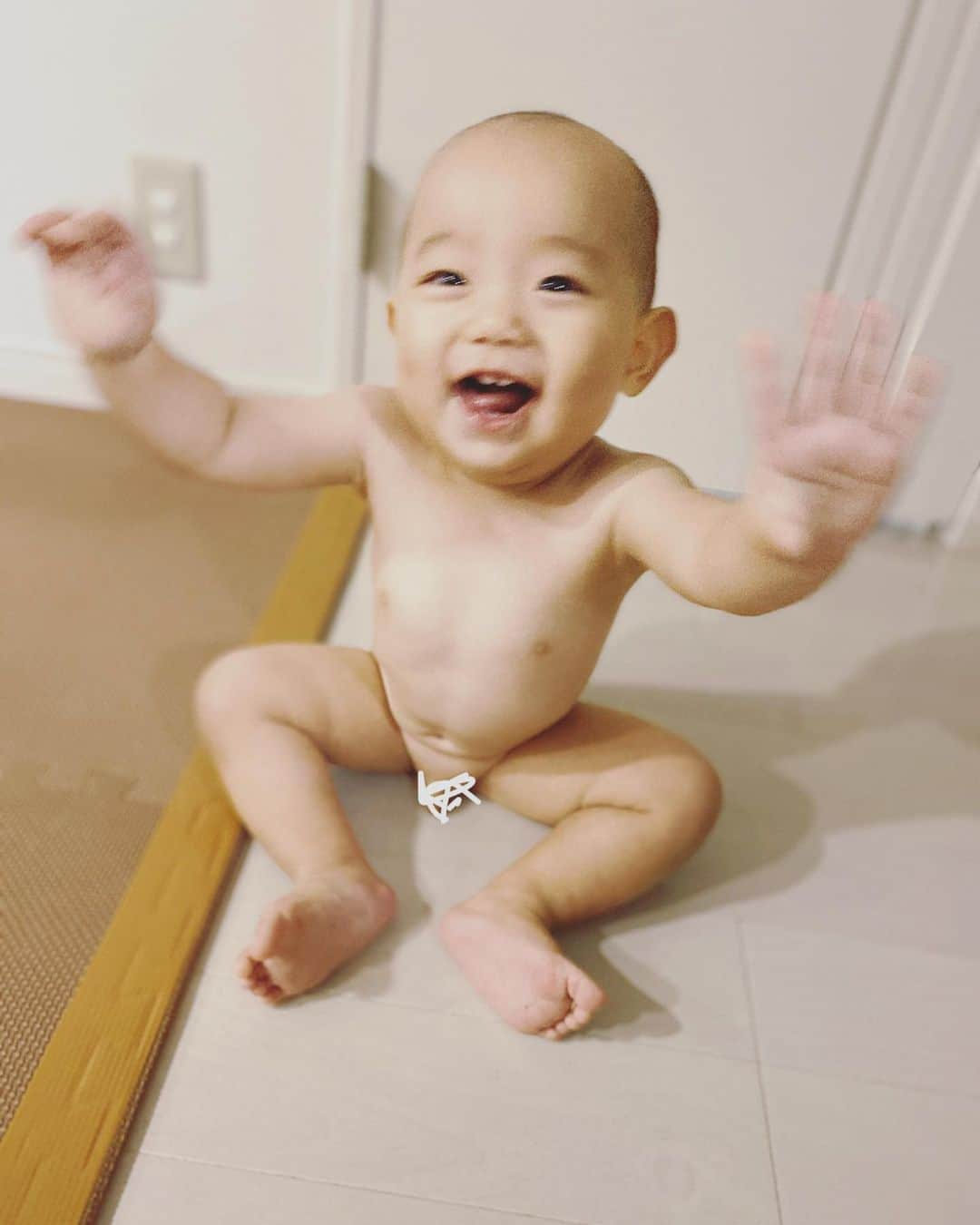 平山奈美のインスタグラム：「裸ん坊になると楽しくなっちゃうね🙌 .  赤ちゃん体型の時期がなかった凪くん。ずっとスリムな赤ちゃんです🐒 .  #すっぽんぽん #全裸 #にこにこ #息子 #スリム #赤ちゃん #万歳 #お風呂 #大好き #ハッピー #男の子 #男の子ベビー #男の子ママ  #おハゲ #9カ月 #思い出 #育児日記 #赤ちゃんのいる暮らし #新米ママ」