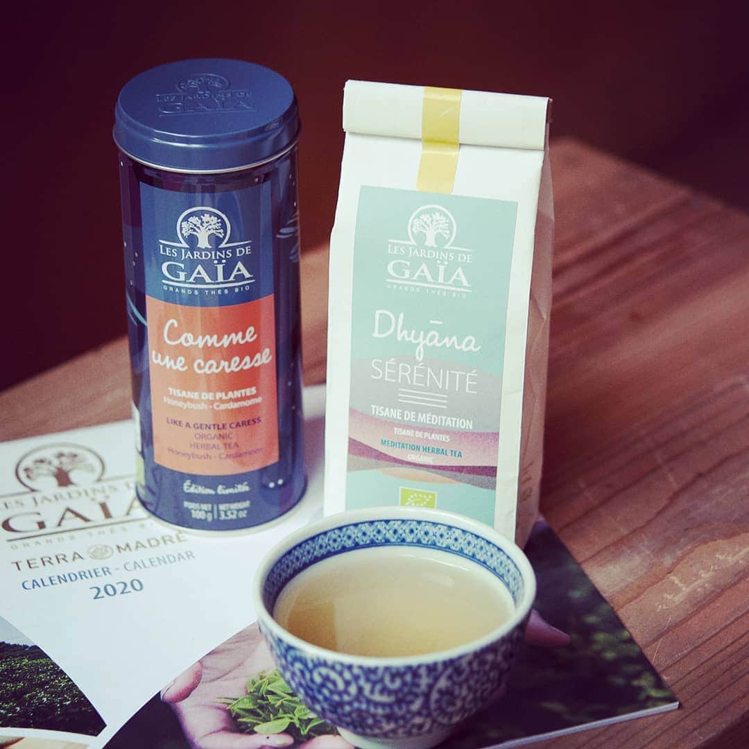 Elea Mariama DIARRAのインスタグラム：「🌲 jeu concours de Noël 🌲 . . . Cette semaine c'est avec @lesjardinsdegaia qu'on vous propose de gagner 2 de mes tisanes favorites + une  tasse en céramique. . Pour jouer c'est simple : . . . 🔹 Être abonné à mon compte et @lesjardinsdegaia . . 🔹Commenter ce post en taguant 2 amis . . 🔆Il n'y aura pas un mais 2 gagnants ! 🔆 . .  Tirage au sort dimanche 22 décembre. 🍀 . . . #jeuconcours #lesjardinsdegaia #noel #tea #teatime」