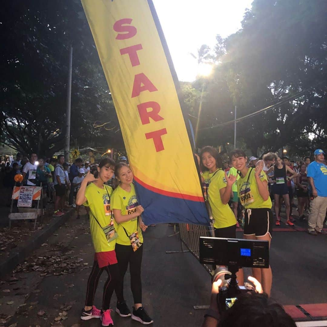 奥野由さんのインスタグラム写真 - (奥野由Instagram)「ホノルルマラソン2019🏃‍♀️！！ 旅行のメインでした😊💗卒業旅行で走ろうって4人で決めて、４月にエントリー始まった瞬間に応募して、凄く楽しみにしてた、待ちに待ったマラソンでした！！！色々観光して、バカンス気分になっていたり、前日のカラカウアメリーマイル（1km走）で恐竜さん🦖と走ったりで浮かれまくってたら、当日スタート位置を間違えるという重大なミスを犯しました。笑　4人もいたのに誰も確認しないあたりバカの集まりすぎたなあ😂笑　結局50分程遅れて、スタートして無事完走しました。（10km）です。笑　そんな感じで、笑いあり、むしろ笑いしかない、初めてのホノルルマラソン終了です。ミスりまくったのも、全部ポジティブな方向に、笑いにもってけたのもこの人達のおかげ😂色々含め、本当に最高の思い出ができました🌺🏃‍♀️✨皆ありがとう〜💗おかげで笑いすぎてほっぺた筋肉痛や〜大好きだ〜！！！！！ （最後の動画はスタート位置にやっと着いた時の😂笑）  #hawaii  #ハワイ #honolulumarathon  #ホノルルマラソン  #honolulumarathon2019  #ホノルルマラソン2019」12月17日 22時24分 - __yuu___