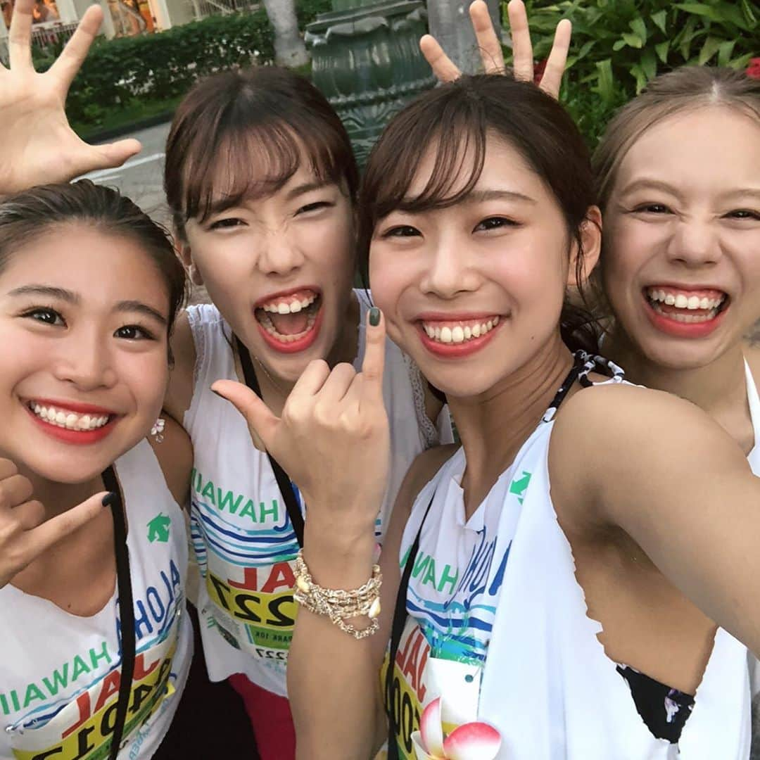 奥野由さんのインスタグラム写真 - (奥野由Instagram)「ホノルルマラソン2019🏃‍♀️！！ 旅行のメインでした😊💗卒業旅行で走ろうって4人で決めて、４月にエントリー始まった瞬間に応募して、凄く楽しみにしてた、待ちに待ったマラソンでした！！！色々観光して、バカンス気分になっていたり、前日のカラカウアメリーマイル（1km走）で恐竜さん🦖と走ったりで浮かれまくってたら、当日スタート位置を間違えるという重大なミスを犯しました。笑　4人もいたのに誰も確認しないあたりバカの集まりすぎたなあ😂笑　結局50分程遅れて、スタートして無事完走しました。（10km）です。笑　そんな感じで、笑いあり、むしろ笑いしかない、初めてのホノルルマラソン終了です。ミスりまくったのも、全部ポジティブな方向に、笑いにもってけたのもこの人達のおかげ😂色々含め、本当に最高の思い出ができました🌺🏃‍♀️✨皆ありがとう〜💗おかげで笑いすぎてほっぺた筋肉痛や〜大好きだ〜！！！！！ （最後の動画はスタート位置にやっと着いた時の😂笑）  #hawaii  #ハワイ #honolulumarathon  #ホノルルマラソン  #honolulumarathon2019  #ホノルルマラソン2019」12月17日 22時24分 - __yuu___