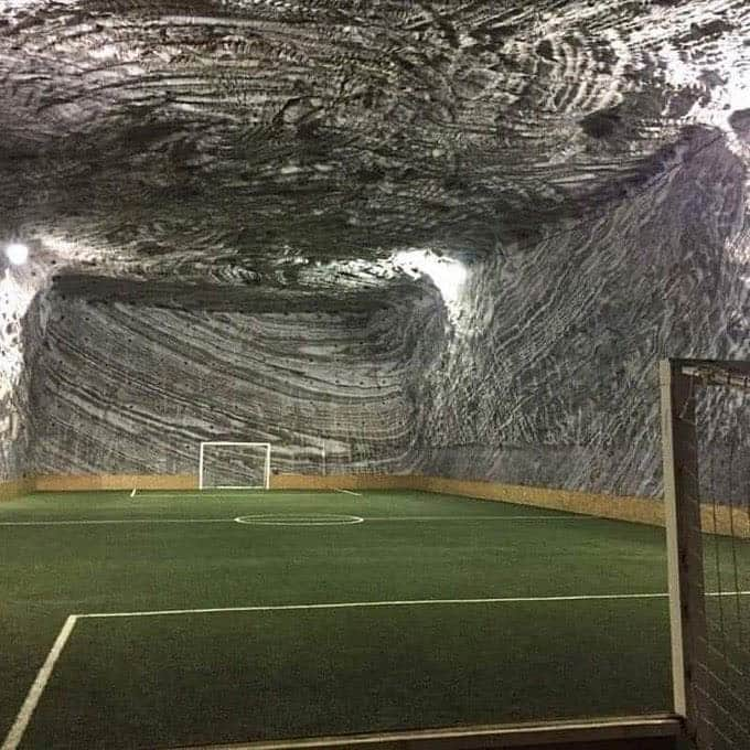 カルロス・テベスのインスタグラム：「A football pitch built 30 meters underground in a salt mine in Romania 🇷🇴🧂⚽️」