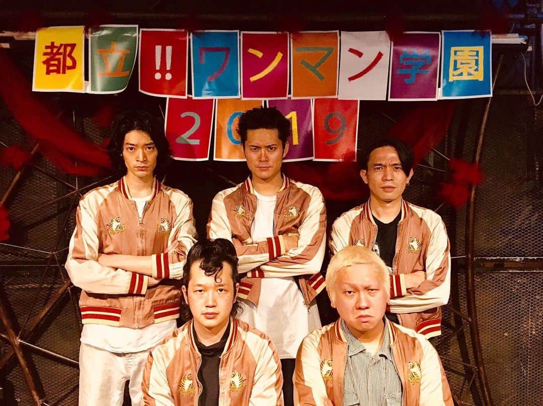 兒玉太智のインスタグラム：「遅くなりましたが… 12月15日に行われたTHE TOKYOのワンマンライブ『都立!!ワンマン学園』、 大盛況のうちに幕を閉じました…🎸🏫🎊 みなみなさま、超ありがとうございました！ . . 写真①都立!!ワンマン学園祭 写真②ライブの様子 写真③なぜだか劇画タッチ風の僕 写真④楽屋のメンバー 写真⑤ん！？この生き物キュート。(耳が魚のヒレみたい。) . . #コダマアツシ #こだまたいち #ハリケーンハマー #ミヤシタツカサ  #ドンタカシ #THETOKYO #ザトーキョー」