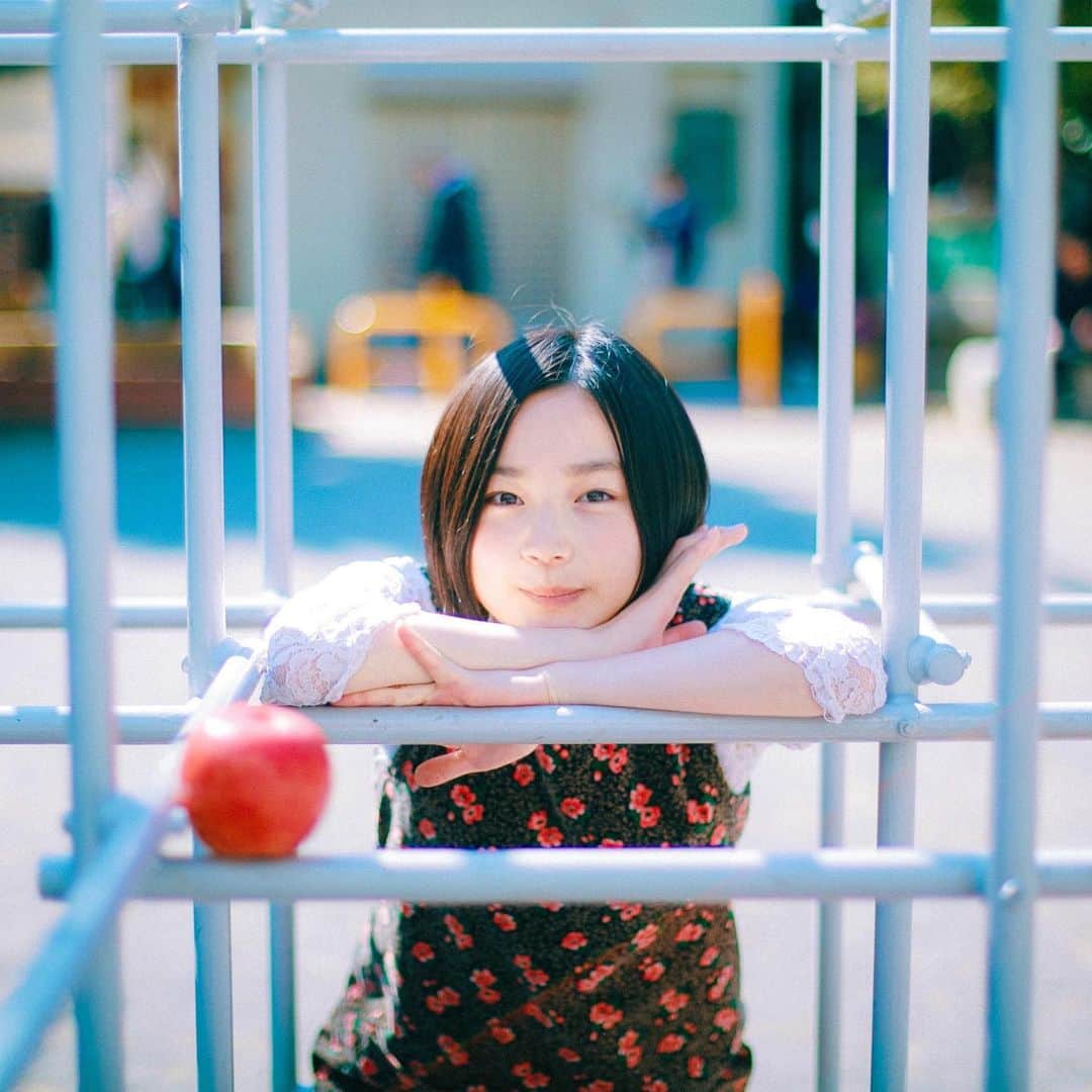 hiderin777のインスタグラム：「りんごは医者いらずって言うけど本当だなー。ここ最近の話で言うと、ものもらいになりかけた時にりんごを食べて治ったり、風邪を引きかけた時にりんごを食べたら治ったり、いい事しかないんだけど。青森のりんごもいいけど、広大な自然に囲まれて育った長野県のりんごもおススメです。 . . #nokton」