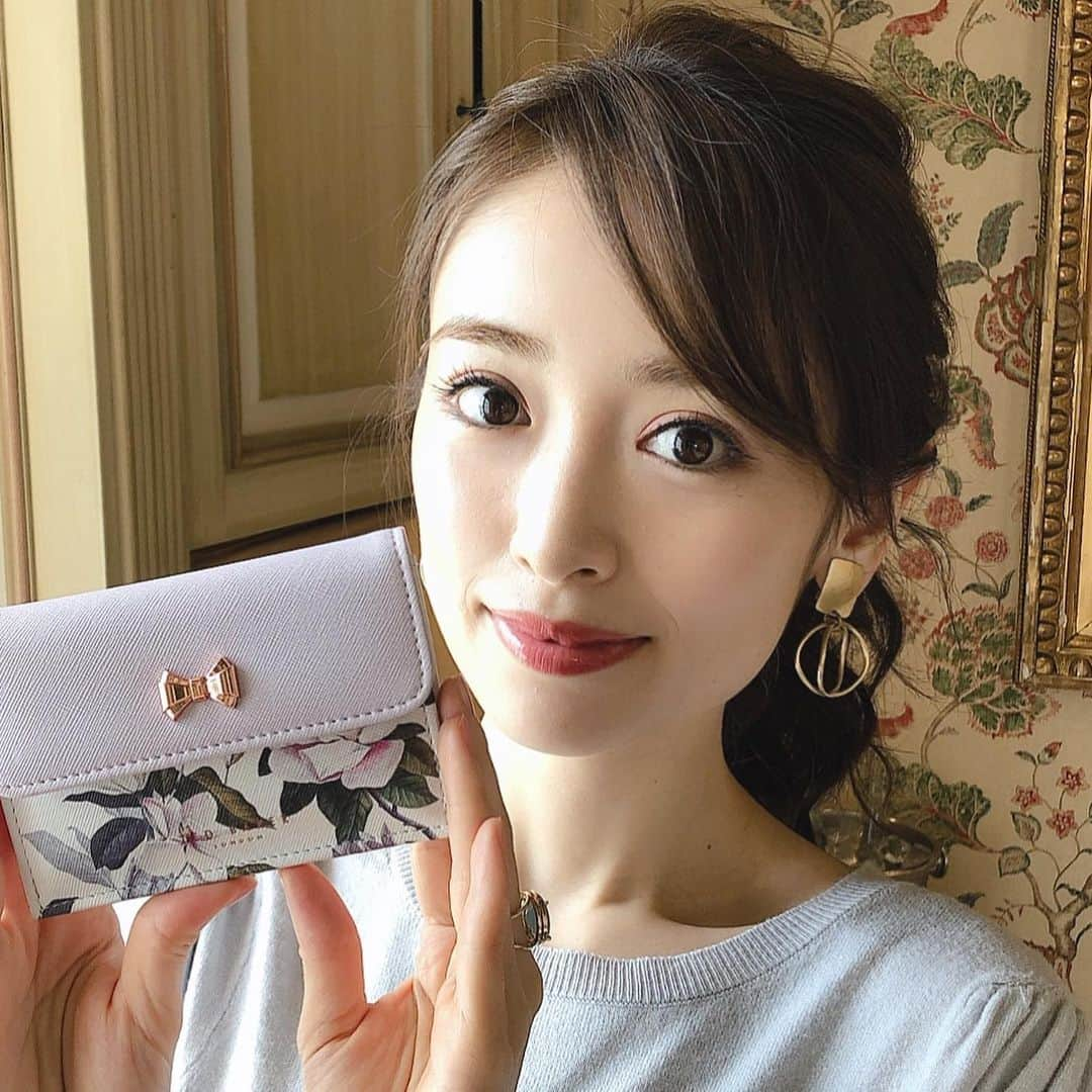 美人百花さんのインスタグラム写真 - (美人百花Instagram)「スペシャル企画🎀『TED BAKER×美女』🎀 その6 泉里香ちゃん💓  今月号の表紙も飾ってくれた美女すぎる里香ちゃん♡ 念願だった英国の人気ブランドTED BAKER✖️美人百花の特別付録♡みなさんゲットしていただけましたか？？ 私は名刺入れとして活用していますが、ご挨拶のたびにお褒めの言葉をいただいてます♡ 可愛いだけじゃなく、実用性も高いのでお見逃しなくー♡  #テッドベーカー #TEDBAKER #ミニ財布 #付録 #ミニウォレット #泉里香　ちゃん #美人百花」12月17日 22時44分 - bijinhyakka