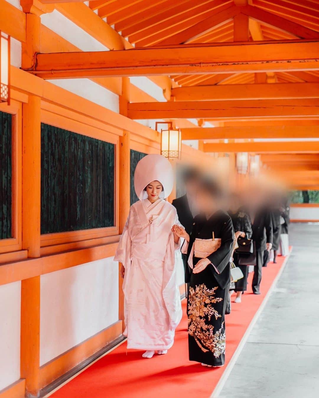 大島央照さんのインスタグラム写真 - (大島央照Instagram)「先日の結婚式の参進の儀の写真です。 挙式は京都の平安神宮で迎えることができました。 この場所は、母と21年前に他界した亡き父が結婚式を挙げた場所。同じ場所で式をすることで、どこかで父が見てくれる気がして、迷わずこの場所を選びました。とても神聖で厳かな式で、挙式の間はなんだか不思議な気持ちもありながら、ずっと幸せを感じていました。本当は6月に挙式する予定が実は体調の関係で延期となりましたが、天気もよく、この日にむかえられて本当によかったと思っています✨  また私が着ている白無垢は端鶴の舞。「生命力の豊かさ」や「長寿」を意味する神秘的で縁起の良い鶴の柄の着物。色々とご協力くださったTAKAMIスタッフの皆様方にも心から感謝しています。ありがとうございました😊  @takamibridal_costume  #平安神宮 #heianshrine #結婚式 #wedding #挙式 #参進の儀 #着物 #kimono #白無垢 #TAKAMIBRIDAL #takamibridal  #タカミブライダル　#和装 #wasou #京都 #kyoto #happy #写真ってのこるからいいですねと改めて #感謝 #ありがとう  @takamibridal_wakon  @brainingpictures_kyoto  photo @ino.photography」12月17日 22時52分 - chiakioshima