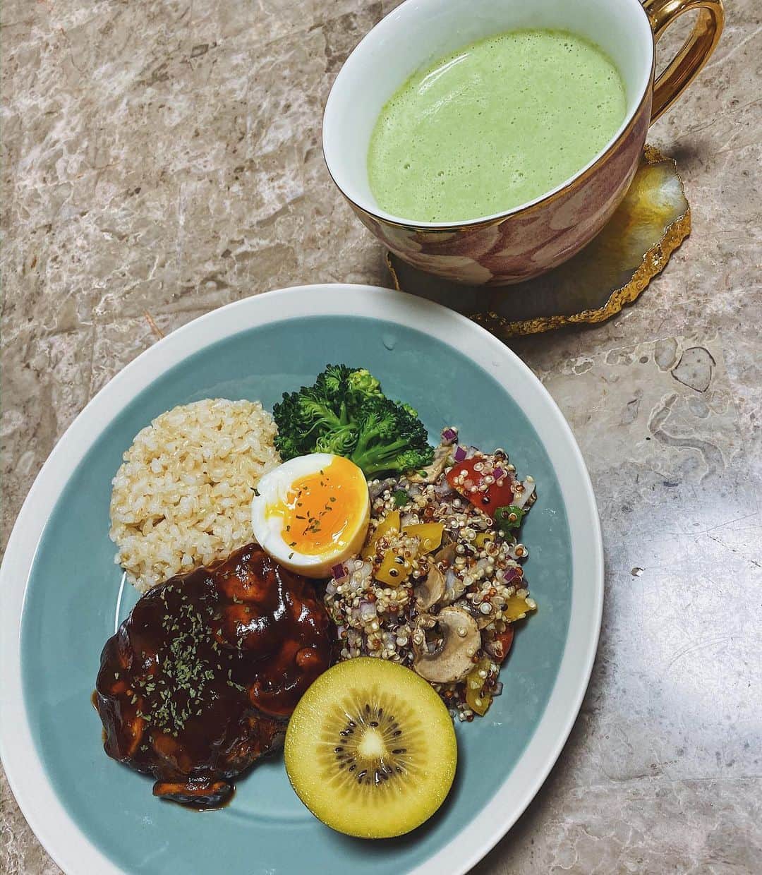 のインスタグラム：「@vitamix_japan を使って時短dinner😽 胸肉と豆腐のハンバーグ、 ブロッコリーのポタージュ。 をメインにヘルシーでトレーニング後に最適なご飯を作った✌️ 鶏の胸肉はタンパク質だし取り入れようとしてもワンパターンになりがちだったんだけどvitamixで10秒でミンチになって衝撃😱もっと早く使ってたかった。笑 そのままだとそんなに摂取できないけどミンチにしたら沢山食べれる❤️ ブロッコリーメニューもレパートリー少なかったけどポタージュにしたら半房取り入れれます💪 洗うのも洗剤とお湯いれてボタン押せば綺麗になるから最高😽❤️ #vitamix #vitamixrecipes #vitamixblender #ヘルシーメニュー #ヘルシーレシピ」