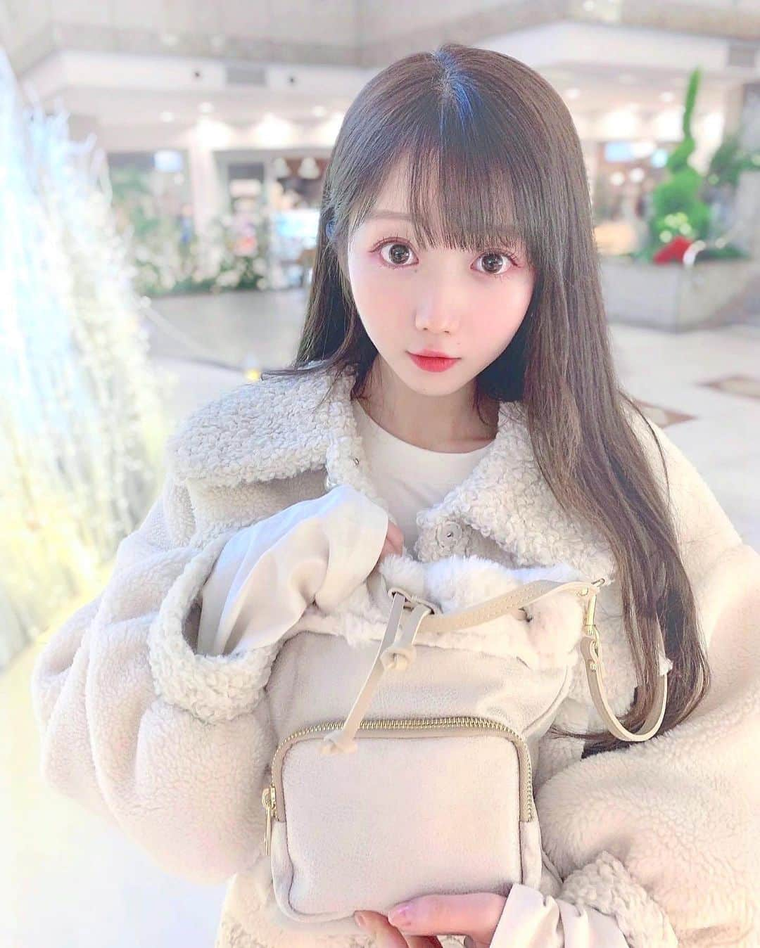 大谷映美里さんのインスタグラム写真 - (大谷映美里Instagram)「☃️❄️☃️❄️ ㅤㅤㅤㅤㅤㅤㅤㅤㅤㅤㅤㅤㅤ 最近よくしちゃうこの顔。 街のイルミネーションが綺麗でうきうきする〜 お気に入りのイヤリング片方なくしちゃったけど…😢 ㅤㅤㅤㅤㅤㅤㅤㅤㅤㅤㅤㅤㅤ ふわふわもこもこで冬にぴったりな ムートンバッグ🐏 #bonreve ♡ 甘いコーデにも、カジュアルにも似合うの🍨💓 ㅤㅤㅤㅤㅤㅤㅤㅤㅤㅤㅤㅤ」12月17日 22時54分 - otani_emiri