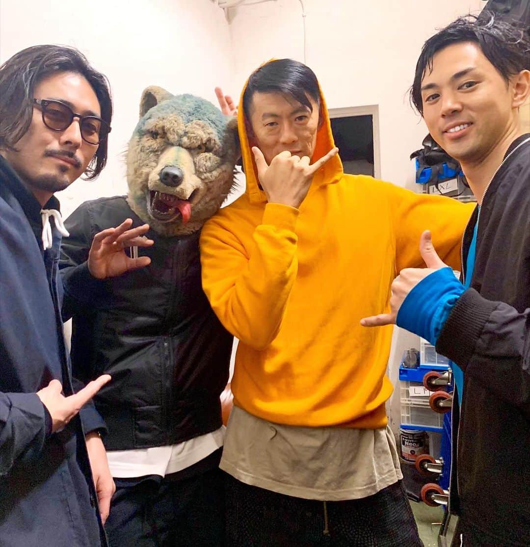 𝐑𝐄𝐀𝐓𝐌𝐎のインスタグラム：「Had a great night with legends 🐺🤙 Shing02さん & DJ Kouさんのライヴに急遽ジョイントさせていただきました。 3枚目の映像は、シンゴさん発案で「Sound of Silence」をリメイクした様子。僕が声とビートボックスを重ねてトラックを作り、その上でシンゴさんがラップして僕が歌っています。 歴代のShing02の曲を次々披露していくのをメインに、DJ Kouさんのさすがの手さばきと絡んで3人で即興のセッションしたり、ほんとに楽しくてあっという間の1時間半くらいでした。 #shing02 #djkou #djsantamonica #manwithamission #beatbox #djkentaro #dmcworld @djkou1974 #luvsic @mwamofficial @djkentaro_official #soundofsilence」