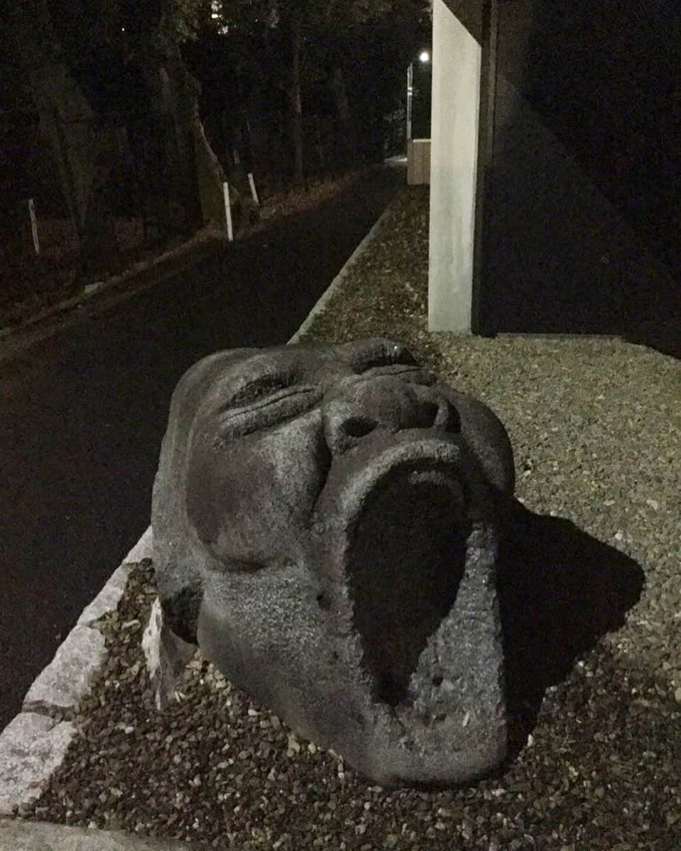 越中睦士さんのインスタグラム写真 - (越中睦士Instagram)「墓地の横の道に 謎の不気味な像が  笑」12月17日 23時05分 - makotokoshinaka