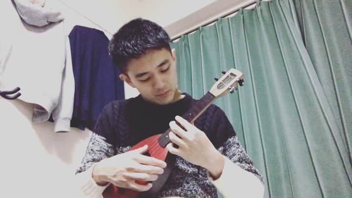 岡田竜（岡田桜井）のインスタグラム：「竹内まりや-すてきなホリデイ  #ウクレレ #ソロウクレレ #ukulele #すてきなホリデイ #今月はクリスマスソング100曲あげようと思ってたけど無理だな #寒い #magicfluke」