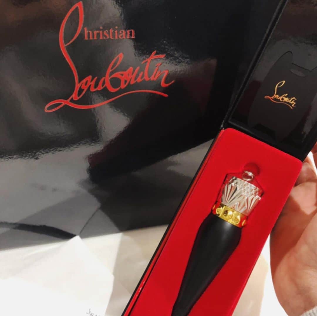 Ako Kamoのインスタグラム：「Love Red ♥️ thank you for the amazing gift @louboutinbeauty . color #ルージュルブタン001M #rougelouboutin  マットなのにとても綺麗な発色とこの魅惑的な赤色がなんとも言えない♥️保湿もしてくれるので乾燥も防げてこの時期嬉しい🗼 . 世界大会でも大活躍でした💋 . #LouboutinBeauty  #ルブタンビューティ #ルブタン #ルージュルブタン」