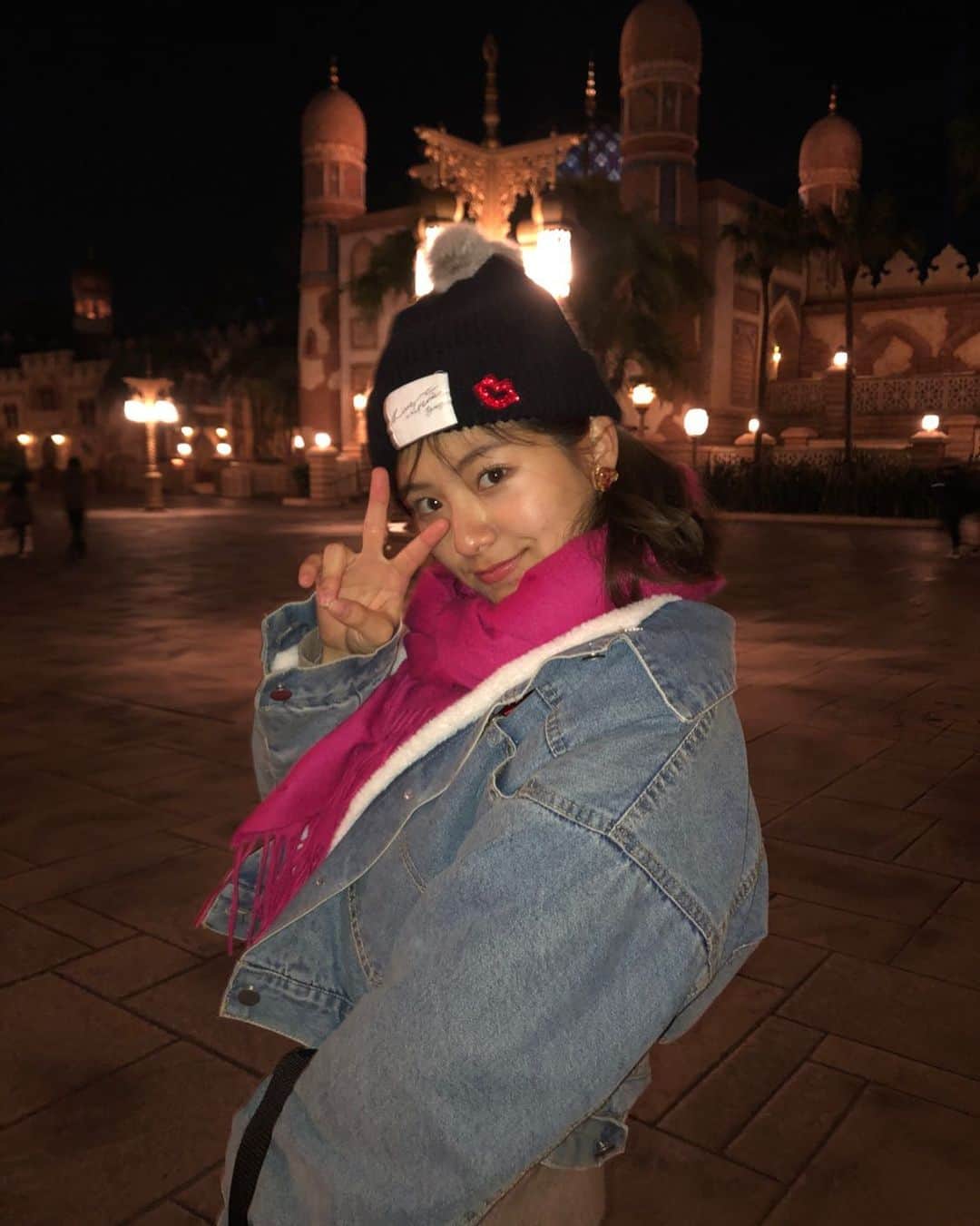 のインスタグラム：「しゃきーーーん🤳 ディズニーシーって 本当に夜綺麗だよね キラキラしてる イルミネーションとか あんまり興味ないわ〜って思ってたけど 歳を重ねたのか 大人になったのか 良さが分かってきちゃったのよ 女子な気分にさせてくれるっ😊 冬かな？冬だからかな？ 分からないけどっ😇 早くまた行きたい😇 #ディズニー #ディズニーシー」