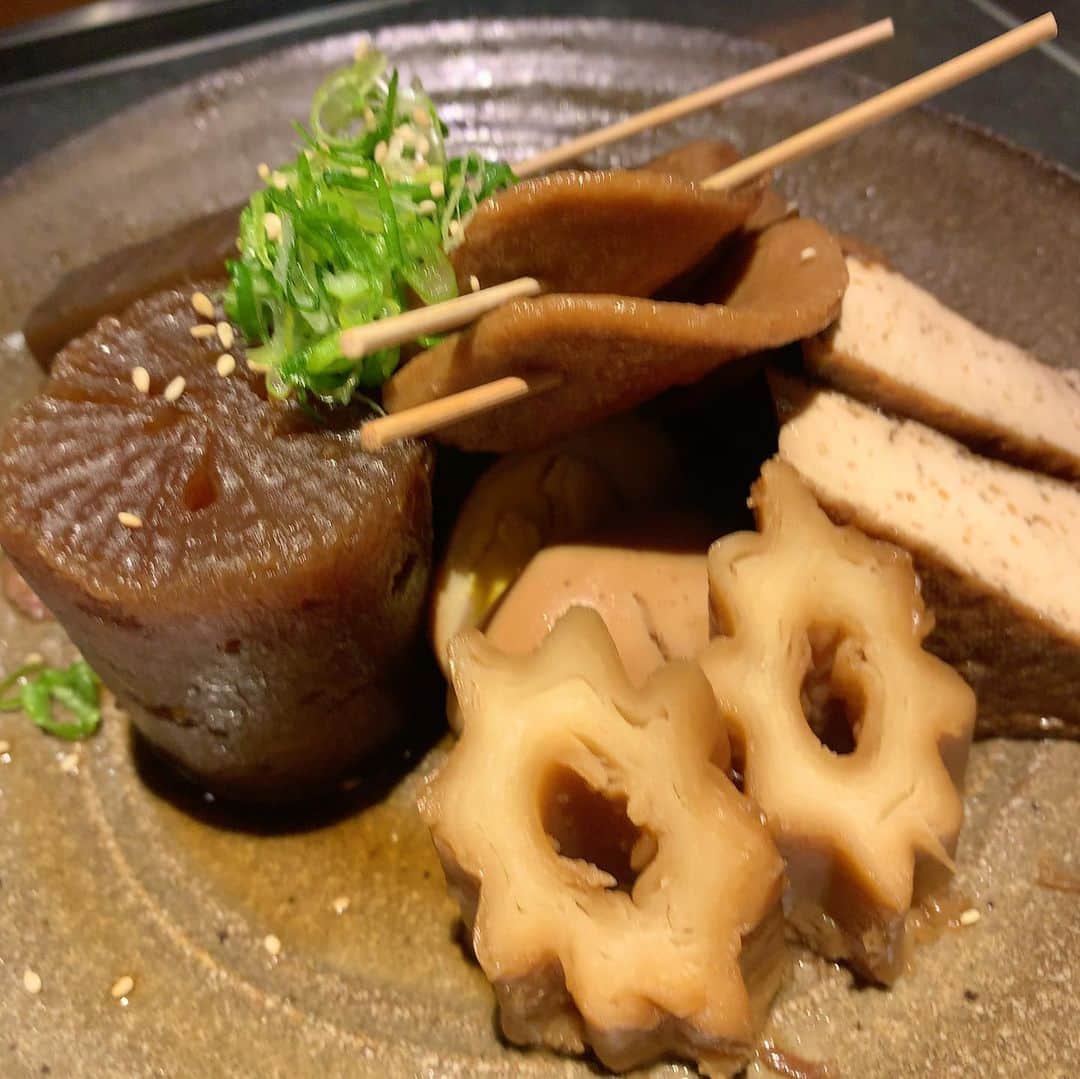 のインスタグラム：「静岡おでん＠城ヶ崎 おかもと 2日間煮込んだ大根と静岡で獲れるサバやイワシの赤身魚で作る黒はんぺんが静岡おでんの特徴、お皿に汁は味が濃くなるので入れないとのこと。黒はんぺんはフライも美味しい😋 #恵比寿界隈の美味しい店 #城ヶ崎おかもと  #静岡おでん #黒ハンペン  #黒ハンペンのフライ」