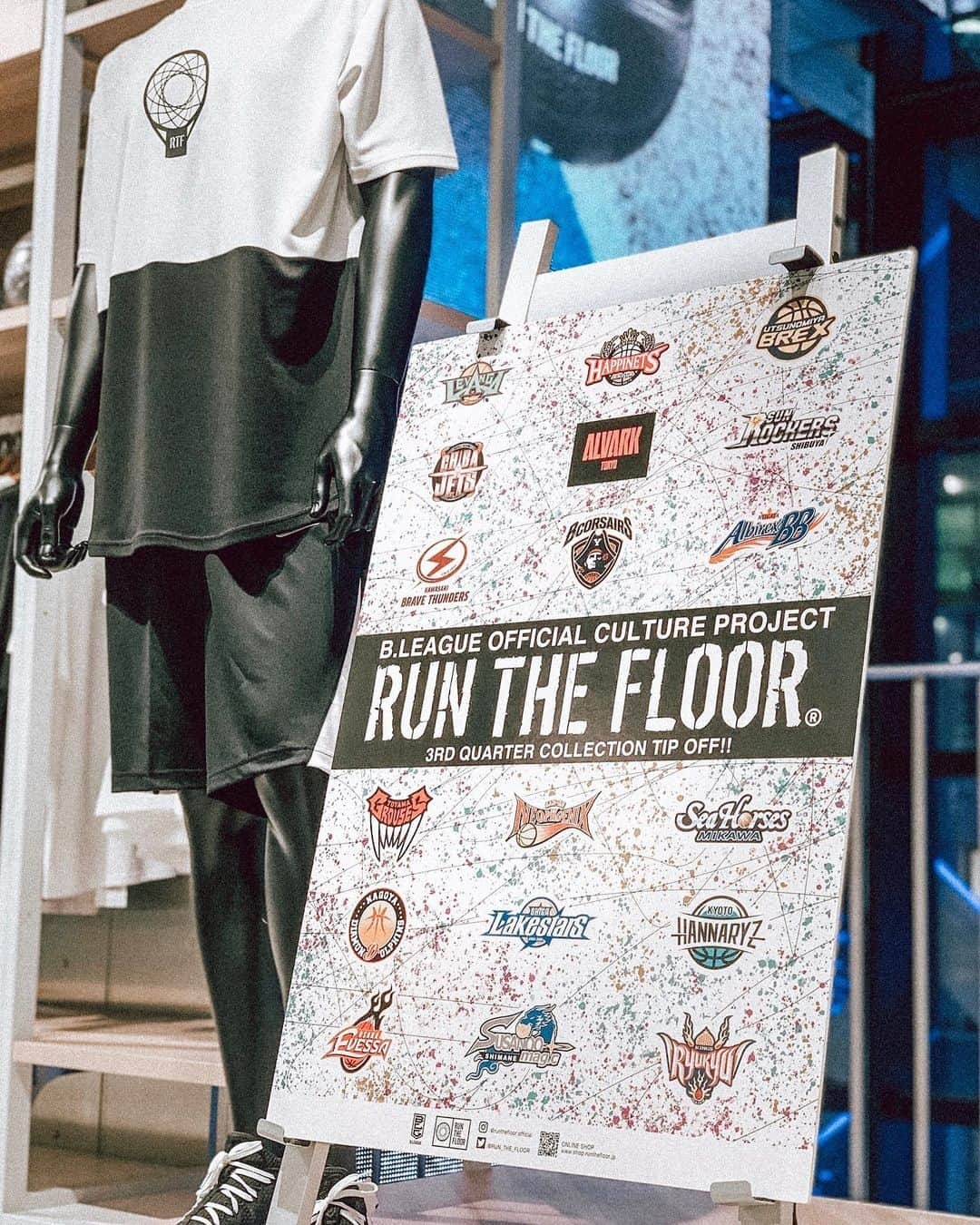 神林真里さんのインスタグラム写真 - (神林真里Instagram)「RUN THE FLOOR®  @runthefloor.official POP UP SHOP ﻿ ﻿ ﻿ B.LEAGUEオフィシャルカルチャープロジェクト【RUN THE FLOOR®】が、 #スーパースポーツゼビオ渋谷公園通り店 で、﻿昨日1日限りのPOP UP SHOPを開催したよ🏀🏀﻿ 田渡凌選手のトークショーや、Awichさん、kZmさんによるスペシャルパフォーマンスで盛り上がったよ🔥🔥🔥﻿ ﻿ 着させていただいた #パーカー もめちゃかわいいからチェックしてみてね✔️﻿ たまに着るストリートなスタイルすごく好き✌️﻿ 久々ダンスしたくなる*\(^o^)/*﻿ ﻿ ﻿ ﻿ ﻿ ﻿ ﻿ ﻿ ﻿ #RunTheFloor #RTF #fashion #music #streetfashion #basketball #bleague #shibuya #ストリートファッション #カジュアル #ファッション #音楽 #カルチャー #maripo_fashion」12月17日 23時14分 - maripo_jp