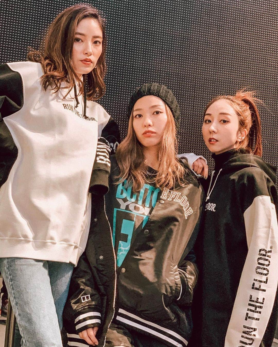 神林真里さんのインスタグラム写真 - (神林真里Instagram)「RUN THE FLOOR®  @runthefloor.official POP UP SHOP ﻿ ﻿ ﻿ B.LEAGUEオフィシャルカルチャープロジェクト【RUN THE FLOOR®】が、 #スーパースポーツゼビオ渋谷公園通り店 で、﻿昨日1日限りのPOP UP SHOPを開催したよ🏀🏀﻿ 田渡凌選手のトークショーや、Awichさん、kZmさんによるスペシャルパフォーマンスで盛り上がったよ🔥🔥🔥﻿ ﻿ 着させていただいた #パーカー もめちゃかわいいからチェックしてみてね✔️﻿ たまに着るストリートなスタイルすごく好き✌️﻿ 久々ダンスしたくなる*\(^o^)/*﻿ ﻿ ﻿ ﻿ ﻿ ﻿ ﻿ ﻿ ﻿ #RunTheFloor #RTF #fashion #music #streetfashion #basketball #bleague #shibuya #ストリートファッション #カジュアル #ファッション #音楽 #カルチャー #maripo_fashion」12月17日 23時14分 - maripo_jp