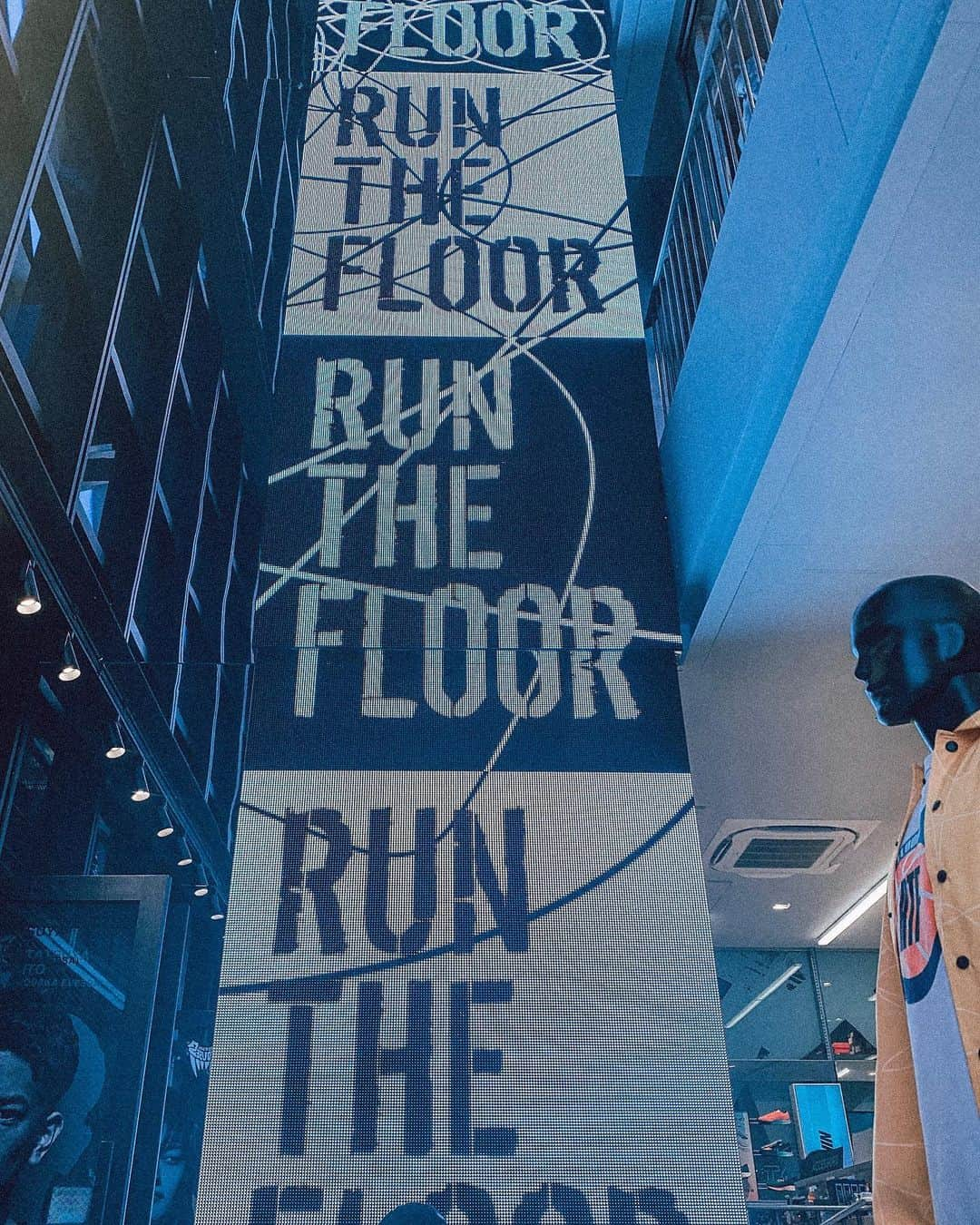 神林真里さんのインスタグラム写真 - (神林真里Instagram)「RUN THE FLOOR®  @runthefloor.official POP UP SHOP ﻿ ﻿ ﻿ B.LEAGUEオフィシャルカルチャープロジェクト【RUN THE FLOOR®】が、 #スーパースポーツゼビオ渋谷公園通り店 で、﻿昨日1日限りのPOP UP SHOPを開催したよ🏀🏀﻿ 田渡凌選手のトークショーや、Awichさん、kZmさんによるスペシャルパフォーマンスで盛り上がったよ🔥🔥🔥﻿ ﻿ 着させていただいた #パーカー もめちゃかわいいからチェックしてみてね✔️﻿ たまに着るストリートなスタイルすごく好き✌️﻿ 久々ダンスしたくなる*\(^o^)/*﻿ ﻿ ﻿ ﻿ ﻿ ﻿ ﻿ ﻿ ﻿ #RunTheFloor #RTF #fashion #music #streetfashion #basketball #bleague #shibuya #ストリートファッション #カジュアル #ファッション #音楽 #カルチャー #maripo_fashion」12月17日 23時14分 - maripo_jp