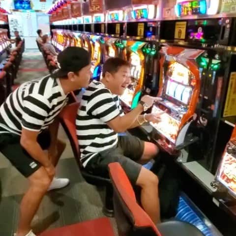 のインスタグラム：「Okinawaのパチンコ屋さんでまさかのスロットル777の大当たり😊  これが本間のスロットルDANCE🙂ワァーオ  @libertywalkkato  #dance#libertywalk#libertywalkkato#lbworks#redbull#yokohamatire #fiexhaust #airrexsuspension #ltmw#libertywalkeu」