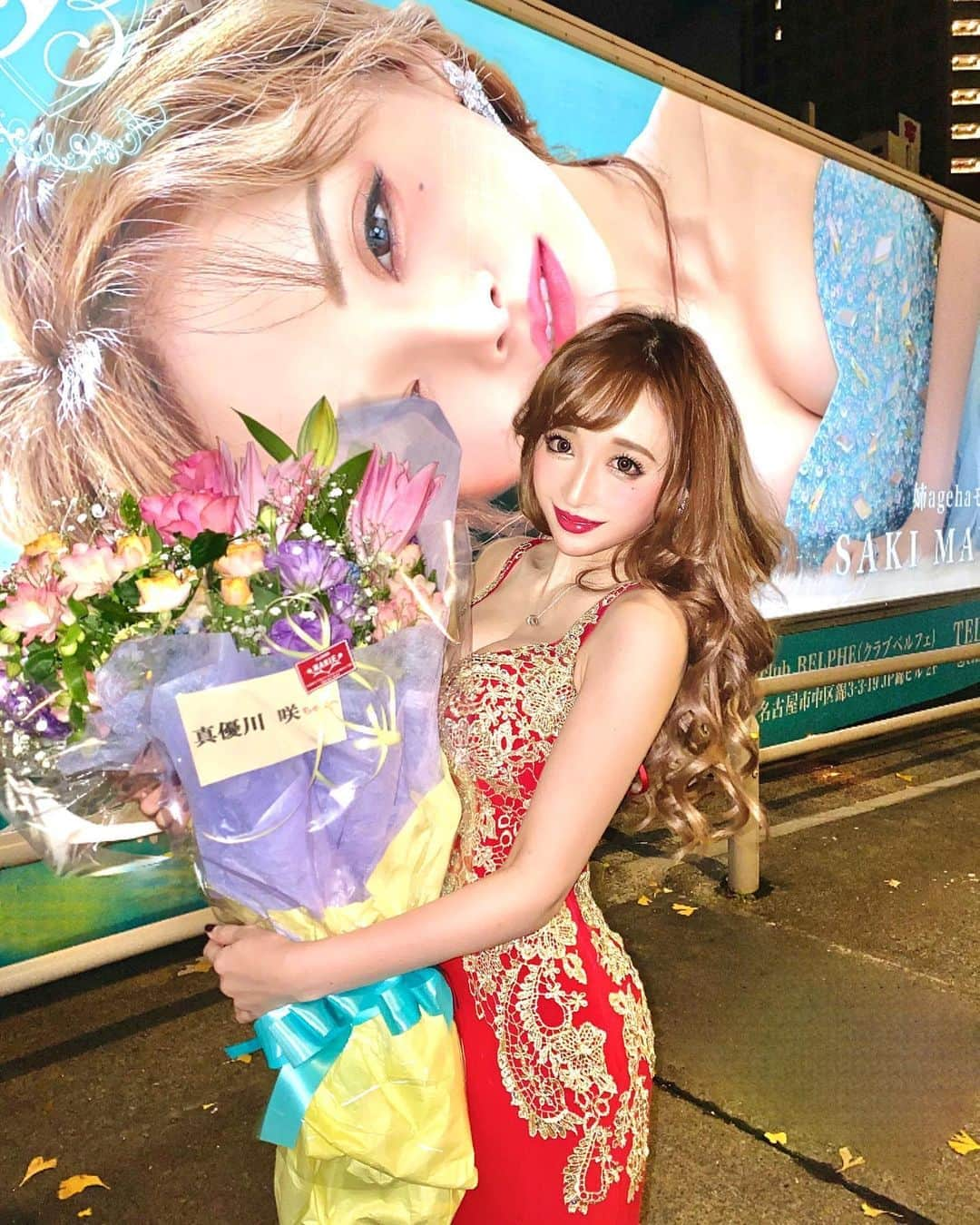 真優川咲さんのインスタグラム写真 - (真優川咲Instagram)「#🚚#💐#👗#❤️#💎#🦋✨ . プロデュースさせて頂いている 【 @club.belphe 】のOpen記念 に😘📸 １ヶ月ほど前から❔ 私の#アドトラ が #名古屋錦 の街中を走っていますw🙈💖 さすが 【 @atom_graphics🌍 】とゆう圧巻の出来映えです💯👏🏻🥺🚀#感謝 💫 🚚見かけたよー💌💞と 沢山の方からDMも頂き 恥ずかしいような.. 嬉しいような 🥰照幸 本当に ありがとうございます 💜💜 . そして今年最後の #来店イベント の#ご報告 です😘🎉✨✨ ↓ ↓ ↓ 💖💙💖真優川咲 #来店EVENT 💖💙💖 ✅  12/19㈭  #clubBELPHE に 駆けつけます 🤫💖💖🌟 . . 先日 開催された #オープニングイベント のように めったにない🥺 皆様と直接逢える♡話せる♡ 素敵な機会..💖 咲指名でのご来店で お写真も一緒に撮れます 📸💕 男性はもちろん ✨ 女性もwelcome ですので..💫 (女性はセット半額🤗) 今年最後の会える" この機会にぜひ 🐣💞 沢山の方にお逢い出来ること 楽しみにしています💗💗 #クリパ &#忘年会 だぁ〜🥳🎄🎉 #🥂 #名古屋 #錦3丁目 #モデル来店イベント #アトムさんはやはり神でした📸🌍 #今年も沢山ありがとう🦋 #アドトラ撮影 するならsession #史上最強映え たいならAtom👨‍🎤 #歌舞伎町#フォトスタジオ #happy #Love 💋」12月17日 23時15分 - saki_411